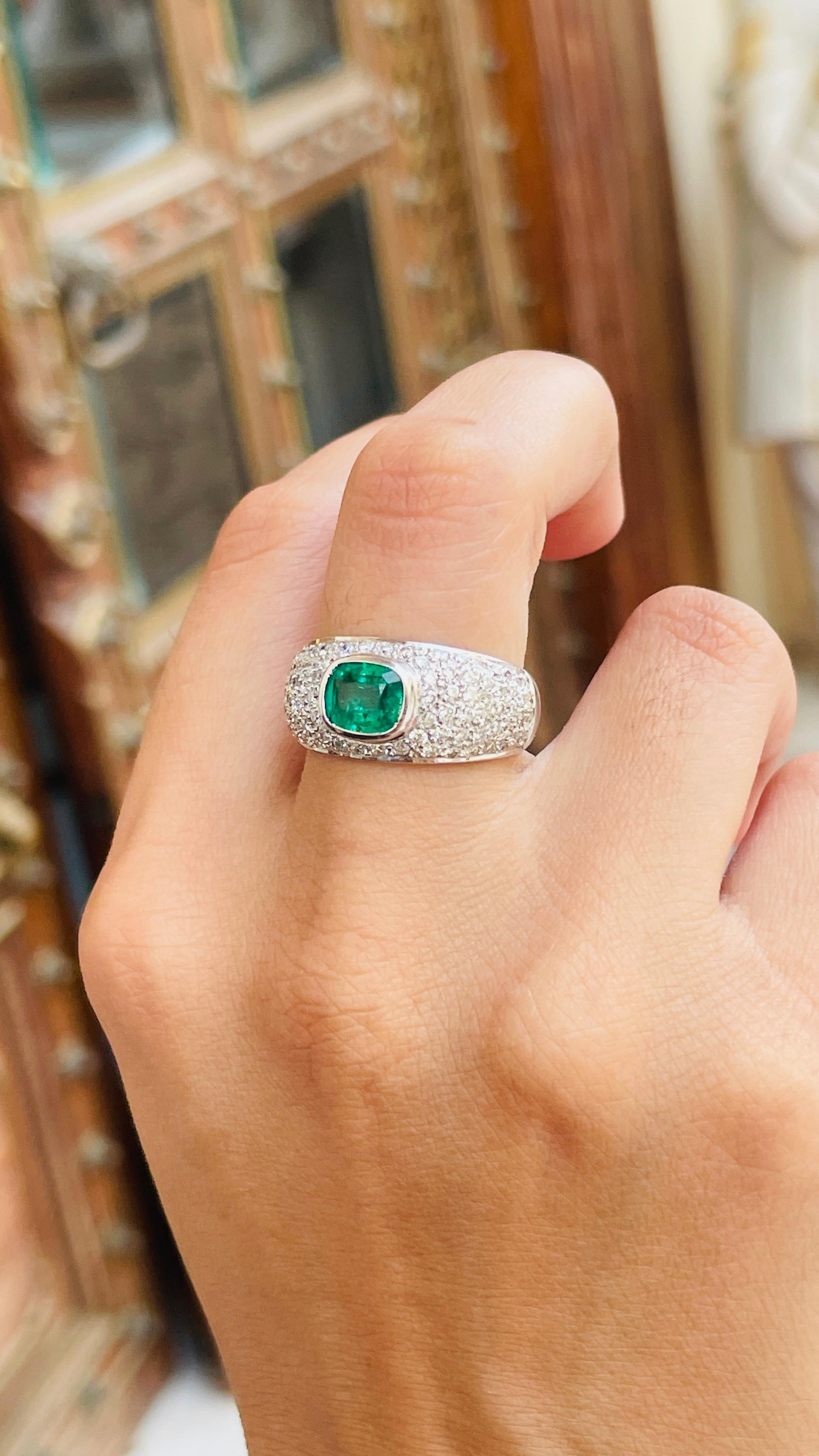 En venta: Anillo de compromiso unisex con racimo de diamantes y cúpula de esmeralda en oro blanco macizo de 18k  2