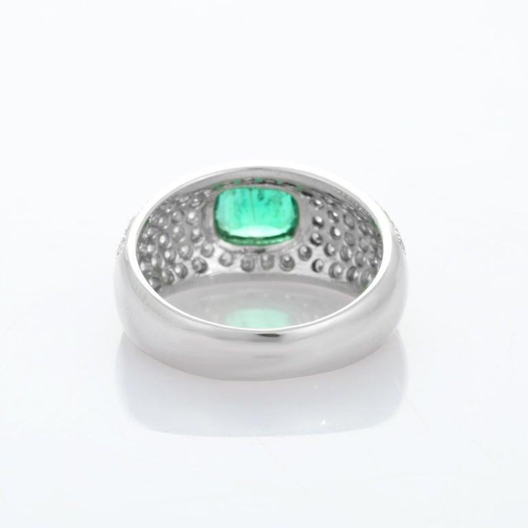 En venta: Anillo de compromiso unisex con racimo de diamantes y cúpula de esmeralda en oro blanco macizo de 18k  3