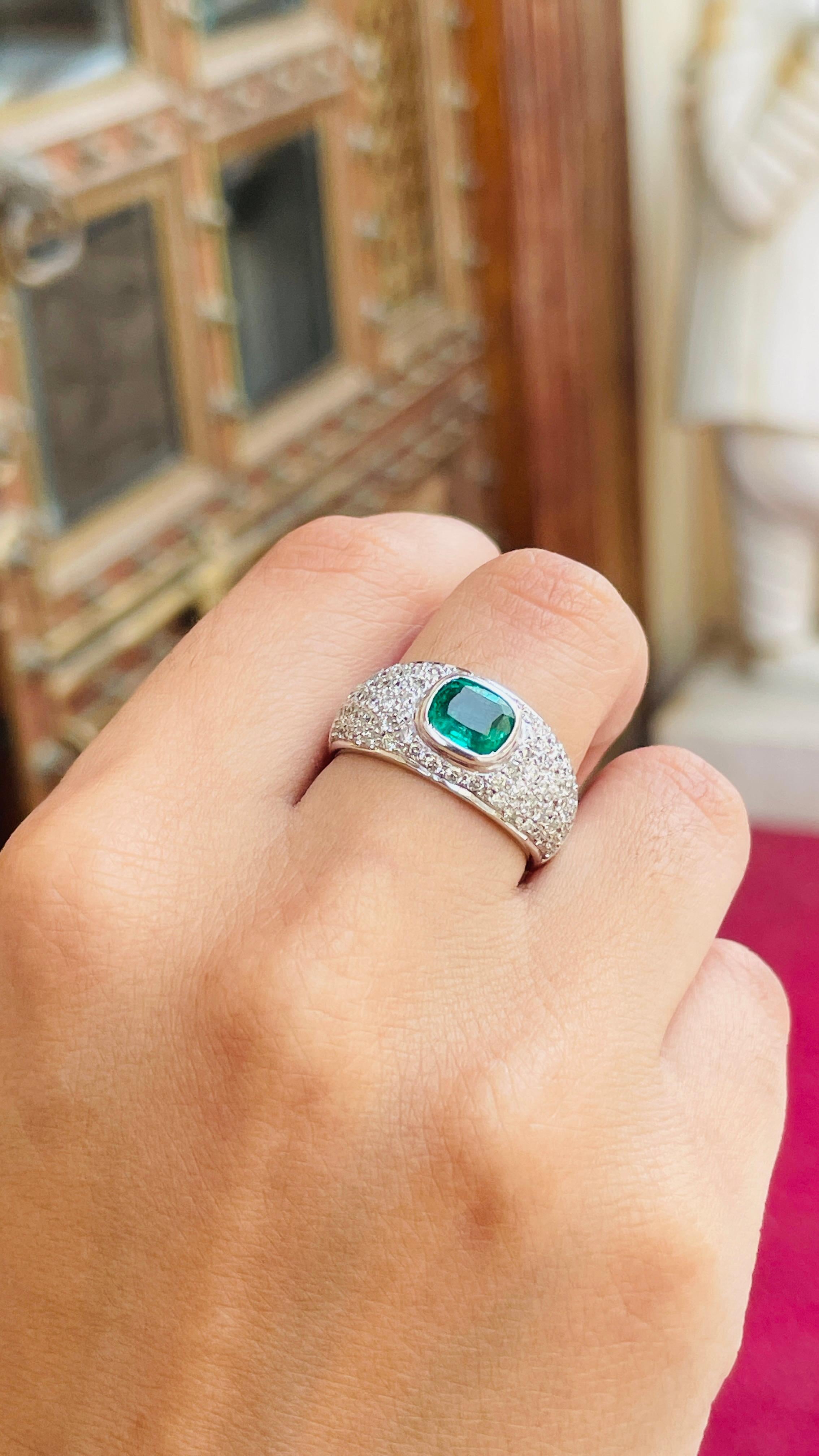 En venta: Anillo de compromiso unisex con racimo de diamantes y cúpula de esmeralda en oro blanco macizo de 18k  4