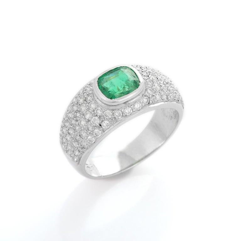 En venta: Anillo de compromiso unisex con racimo de diamantes y cúpula de esmeralda en oro blanco macizo de 18k  5