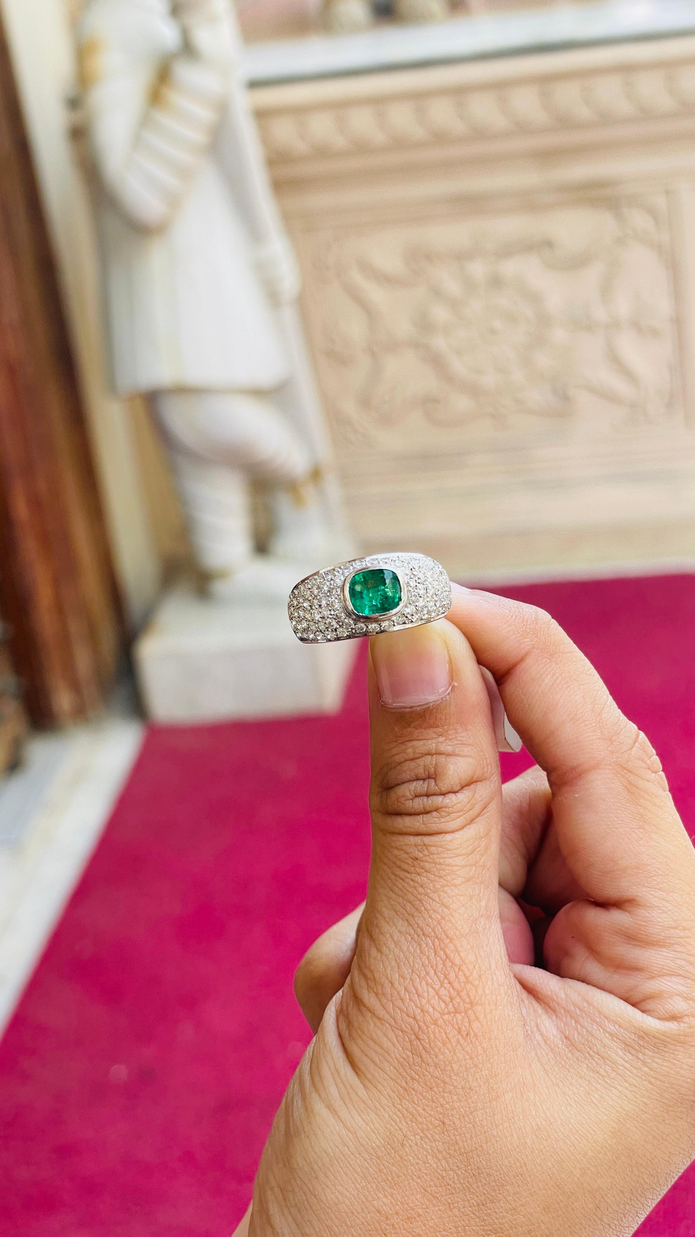 En venta: Anillo de compromiso unisex con racimo de diamantes y cúpula de esmeralda en oro blanco macizo de 18k  8