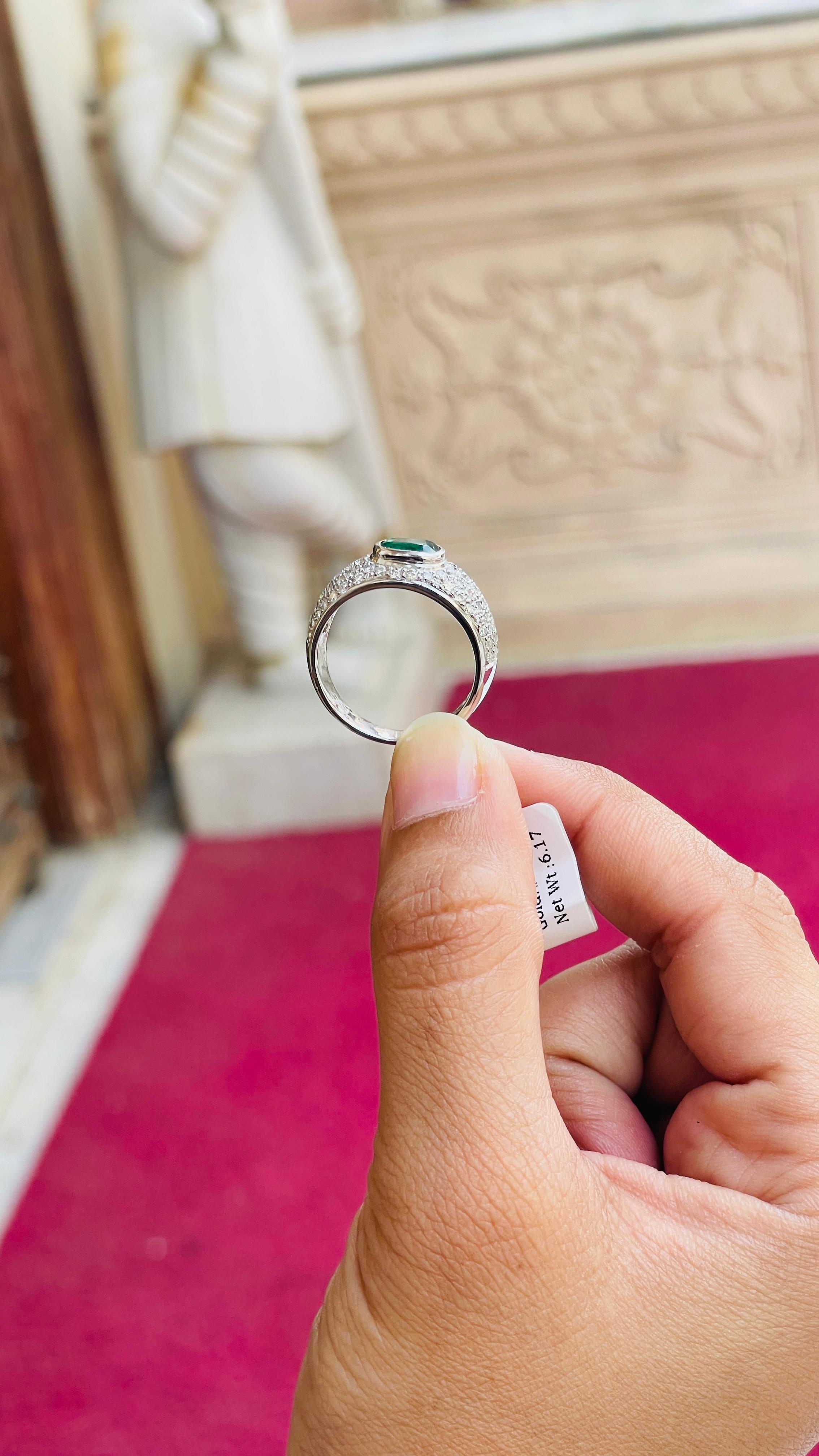 En venta: Anillo de compromiso unisex con racimo de diamantes y cúpula de esmeralda en oro blanco macizo de 18k  9