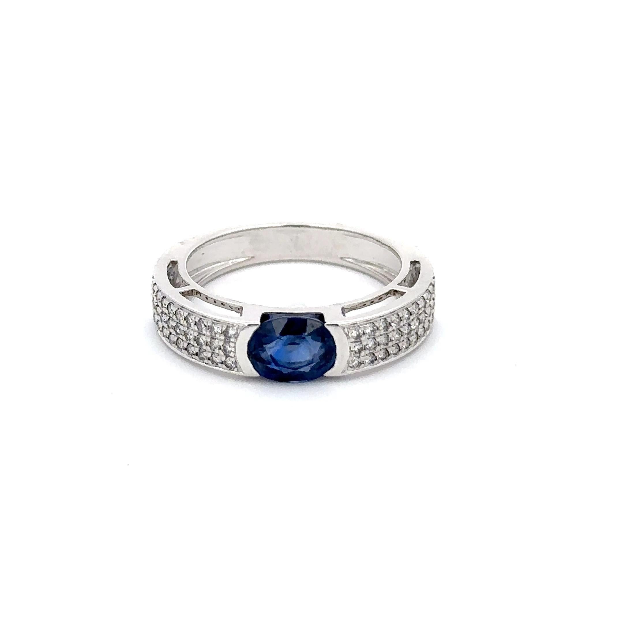 Im Angebot: Unisex Verlobungsring mit blauem Saphir und Diamant aus massivem 18k Weißgold () 3