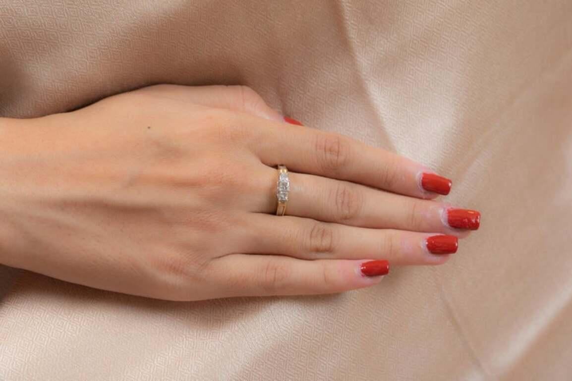 For Sale:  Unisex Diamond Three Stone Engagement Ring Gift in 18k Solid Yellow Gold 10