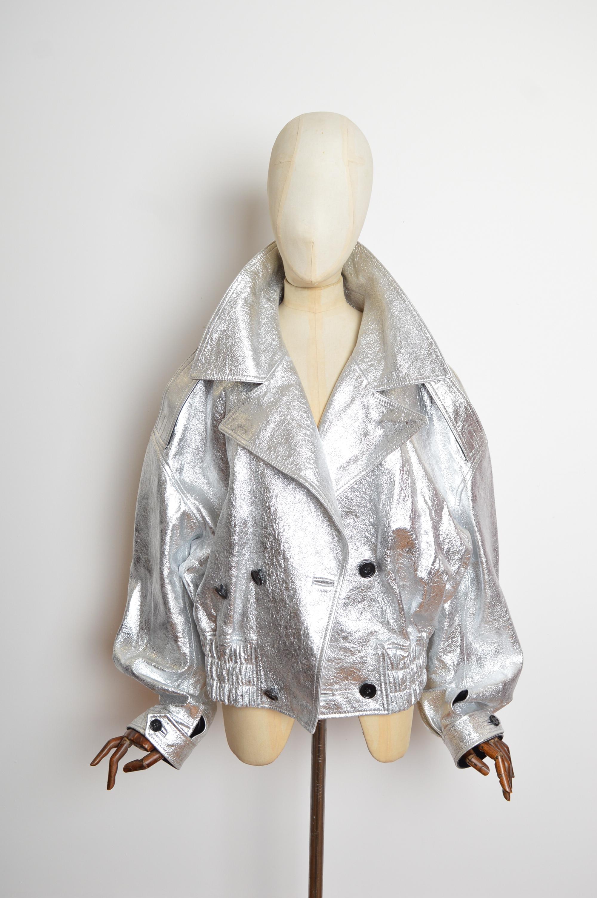 Giacca biker unisex DOLCE & GABBANA in pelle lamé argento e metallizzata oversize in vendita 6