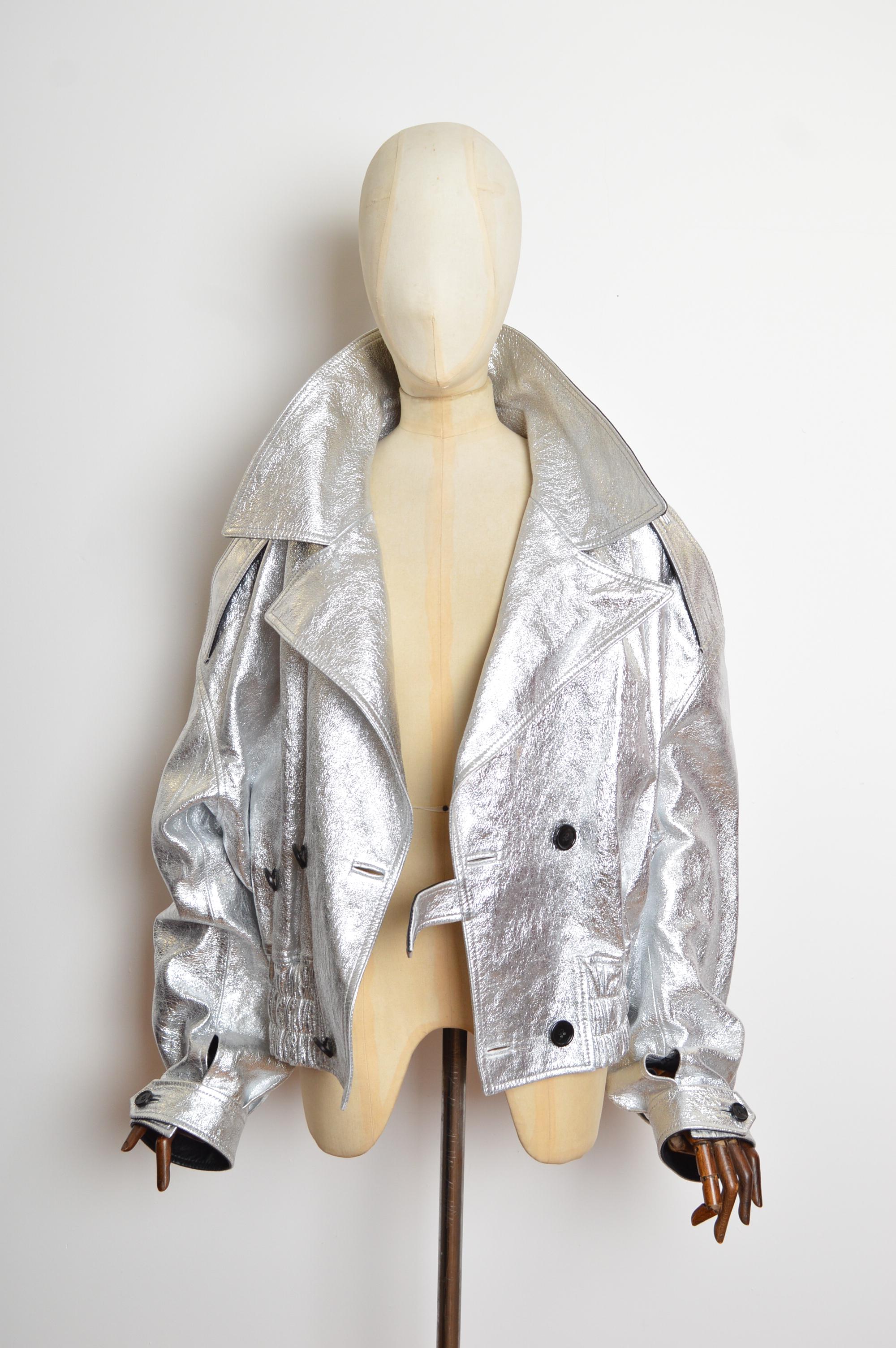 Incredibile giacca biker oversize in pelle lamé argento di DOLCE & GABBANA dalla passerella maschile.
La giacca è caratterizzata da un esterno in pelle argento metallizzato effetto froissé e da un'opulenta fodera interna in pura seta.
Taglie