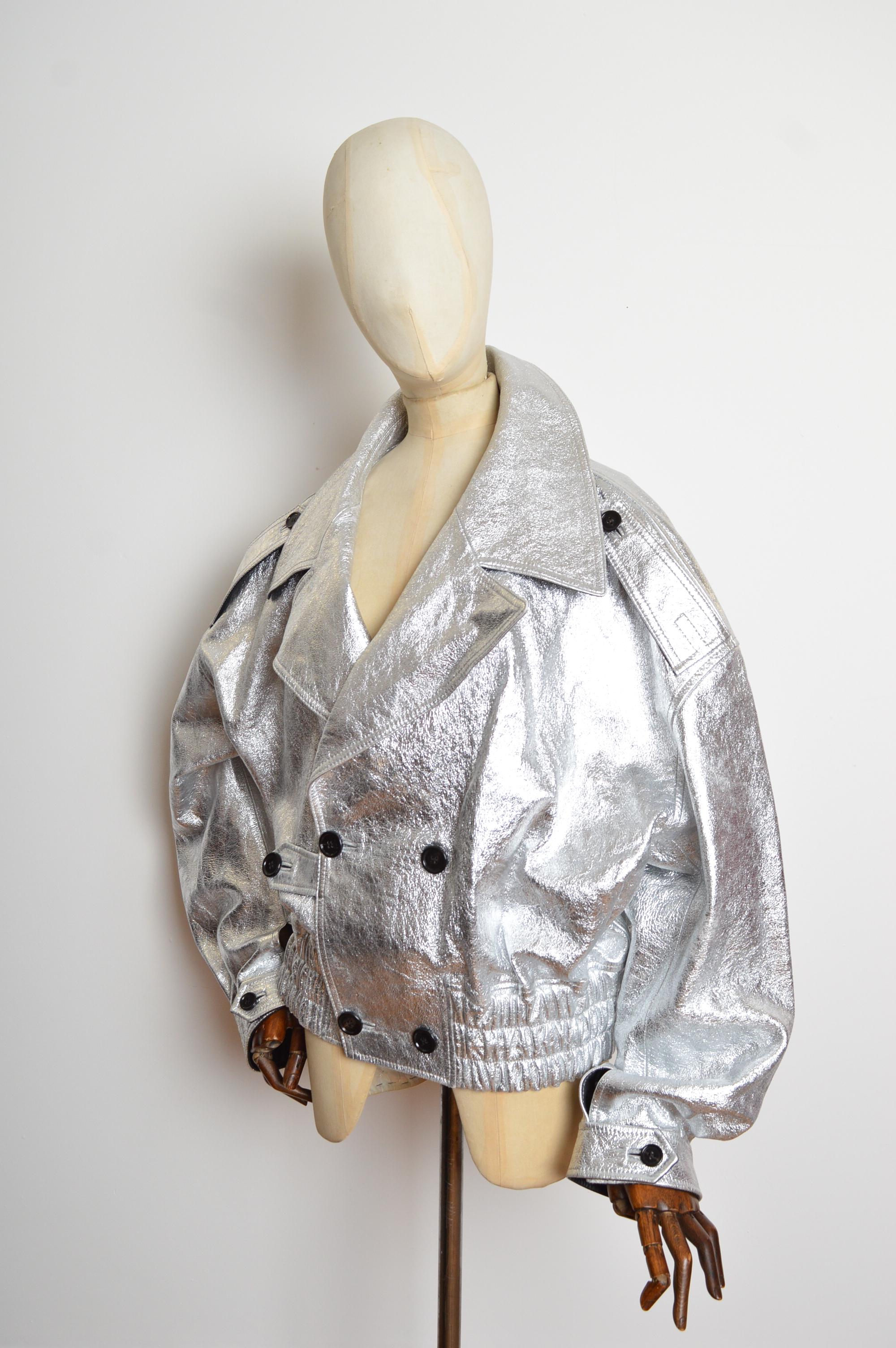 Giacca biker unisex DOLCE & GABBANA in pelle lamé argento e metallizzata oversize in vendita 3