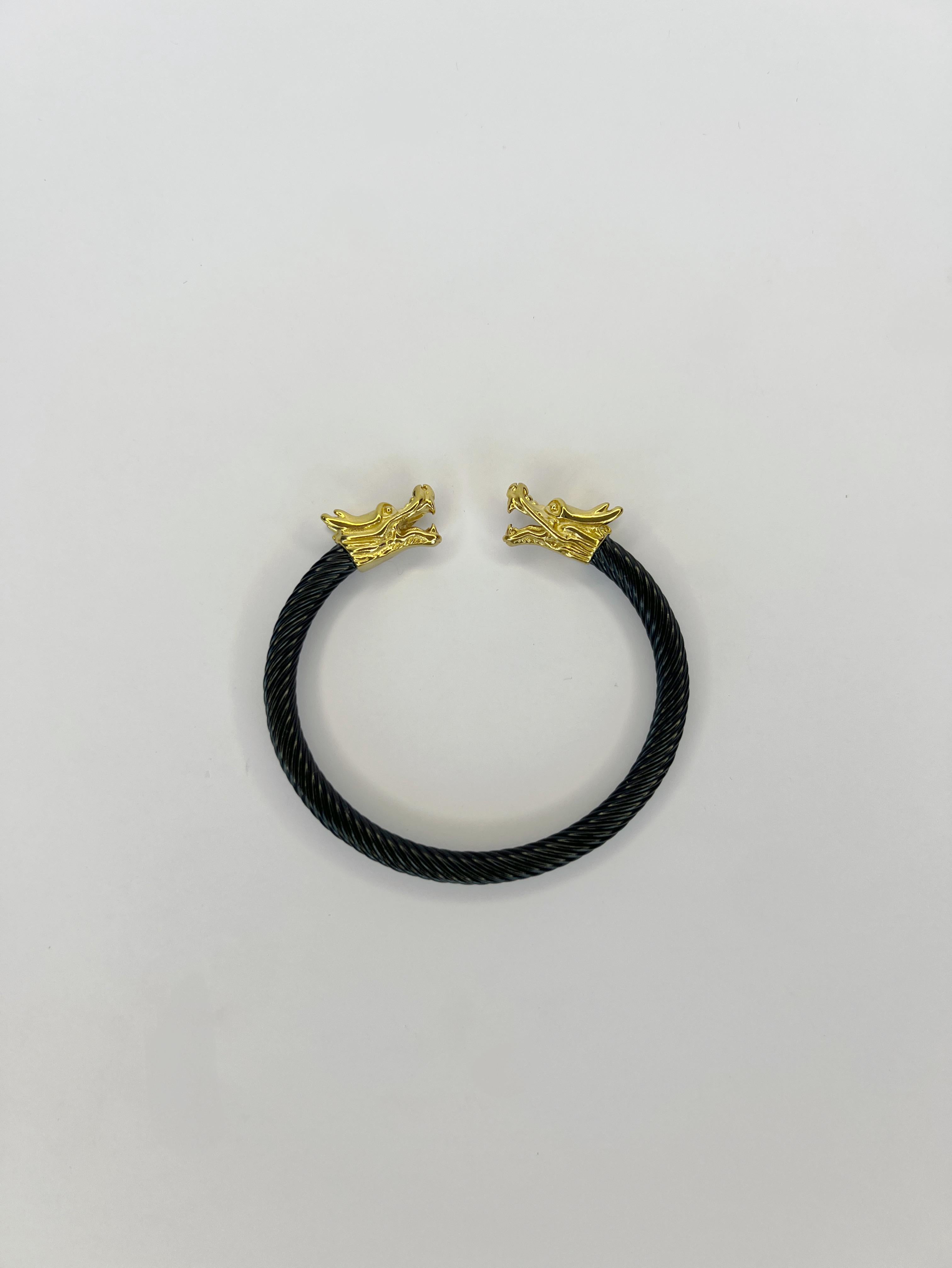 Ce bracelet manchette unisexe, orné de têtes de dragon aux détails complexes à chaque extrémité, vous permettra de vous affirmer avec force. Fabriqué en acier inoxydable durable, il est recouvert d'une épaisse couche de plaquage or et de rhodium