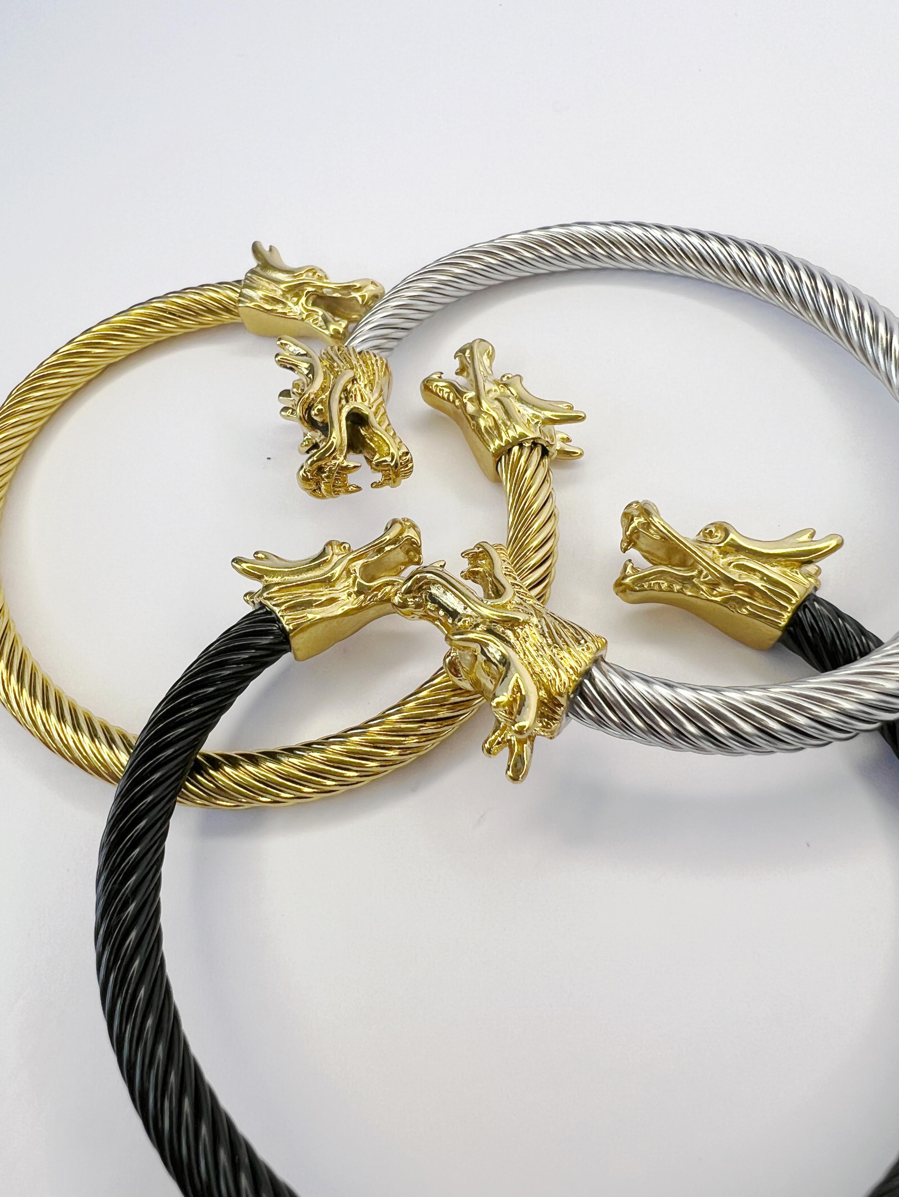 Ce bracelet manchette unisexe, orné de têtes de dragon aux détails complexes à chaque extrémité, vous permettra de vous affirmer avec force. Fabriqué en acier inoxydable durable et recouvert d'une épaisse couche de plaqué or. Ce bracelet trouve
