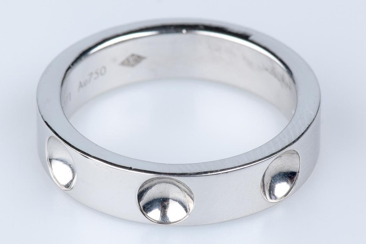Unisex Effet Creux Ring by Louis Vuitton - 18K White Gold For Sale 2
