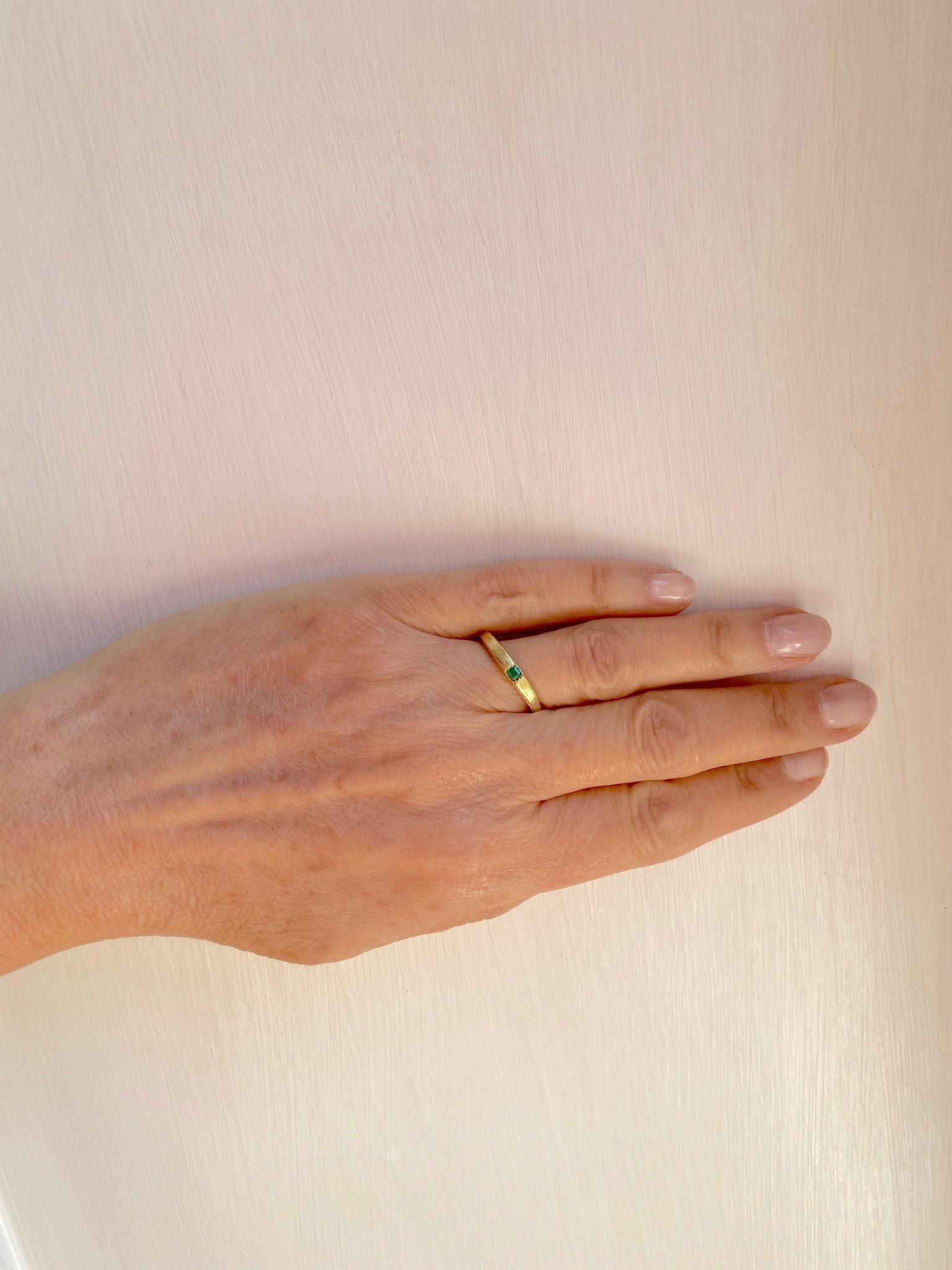 Unisex Emerald 18 Karat Yellow Gold Handcrafted Contemporary Organic Band Ring For Sale 2