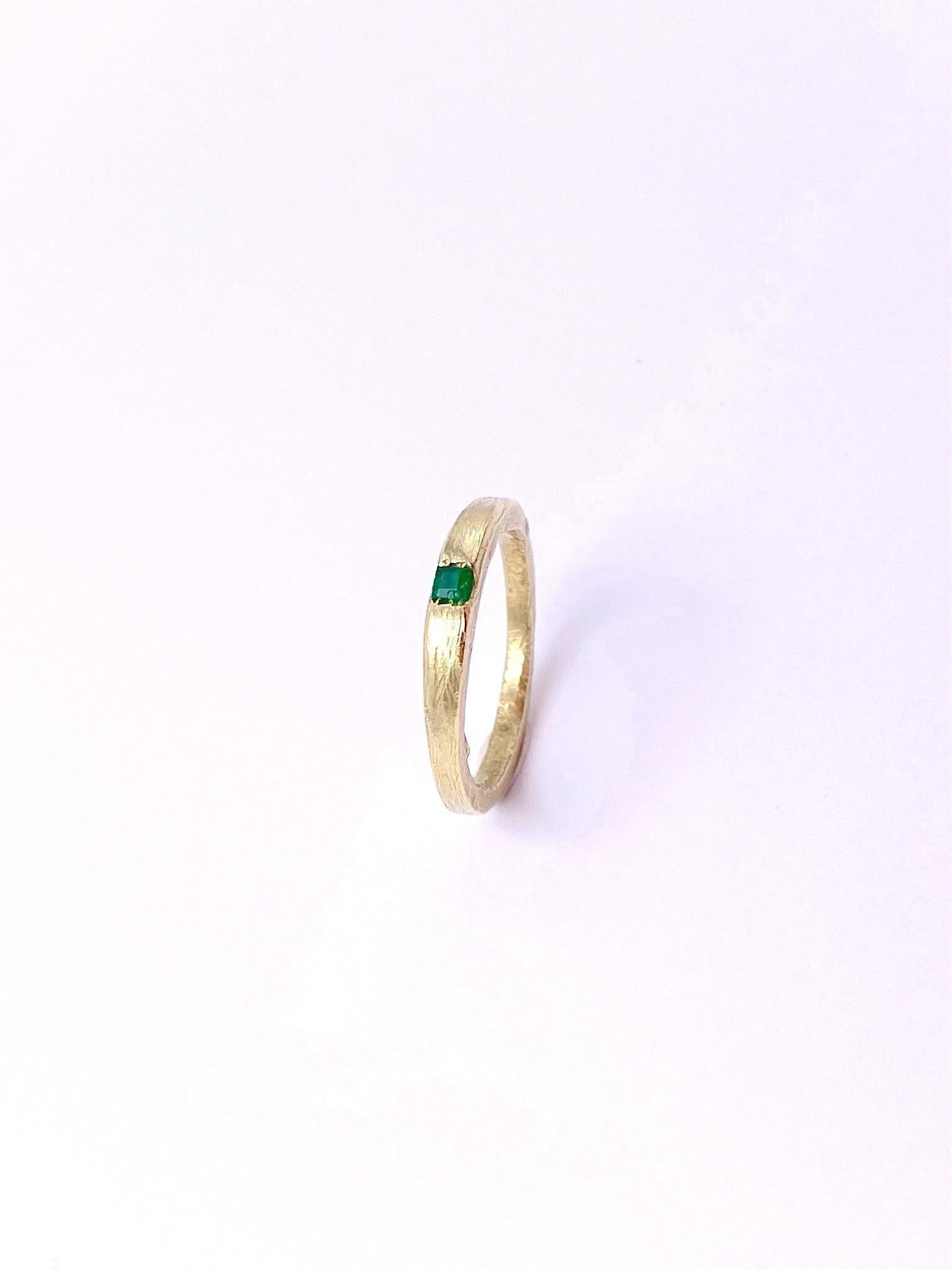 Unisex Emerald 18 Karat Yellow Gold Handcrafted Modern Organic Design Band Ring For Sale 3
