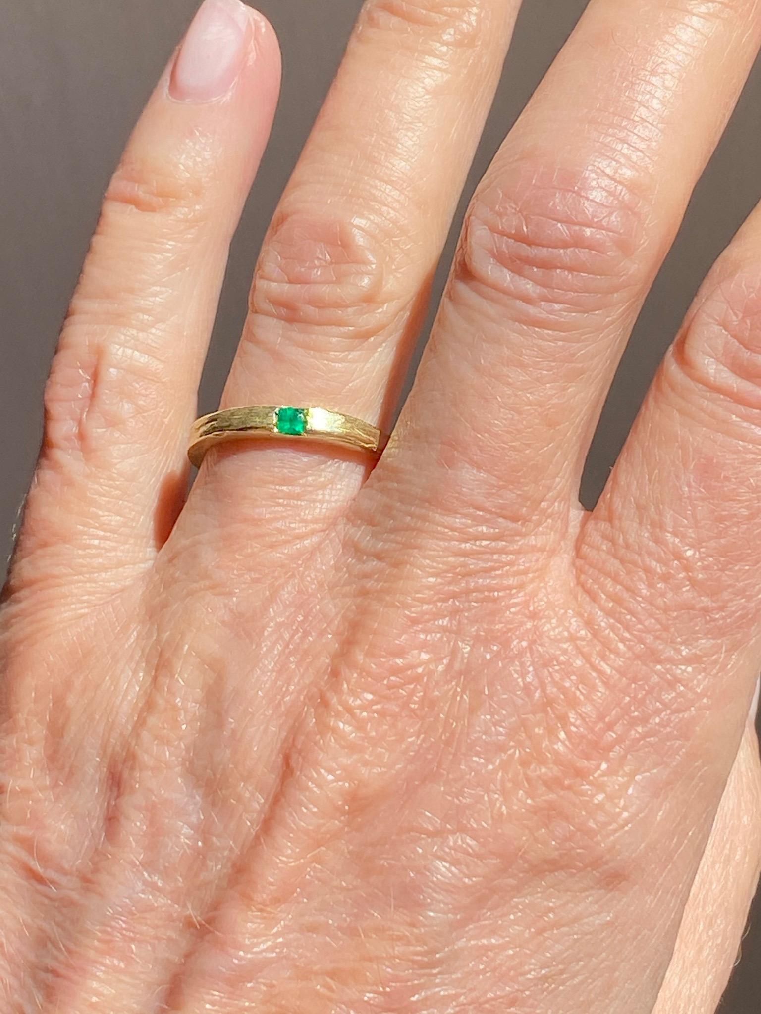 Rossella Ugolini Design Collection  Unisex Green Emerald Band ring handcrafted in 18 karat Yellow Gold and enriched with Emerald. The gold processing recalls the organic structure of wood and makes this ring a special band. Can be worn also as an