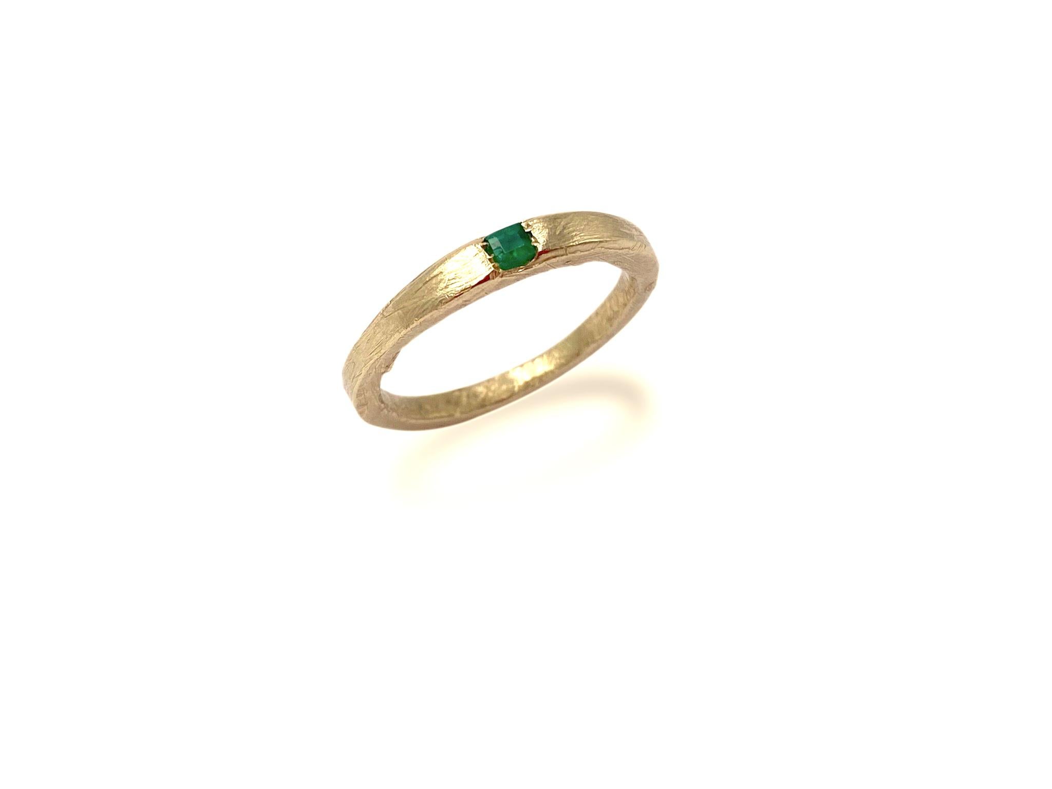 Unisex Emerald 18 Karat Yellow Gold Handcrafted Modern Organic Design Band Ring For Sale 1
