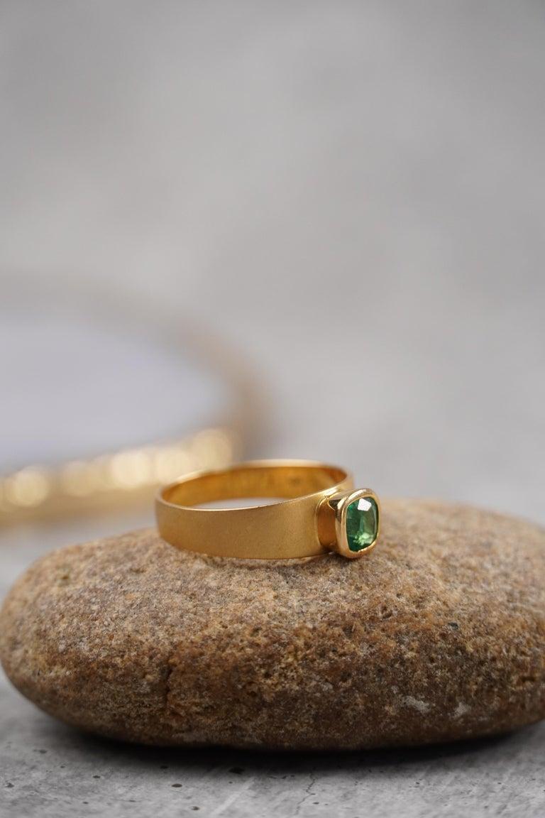 En vente :  Bague unisexe en or jaune massif 18k avec émeraude et Single Stone 10