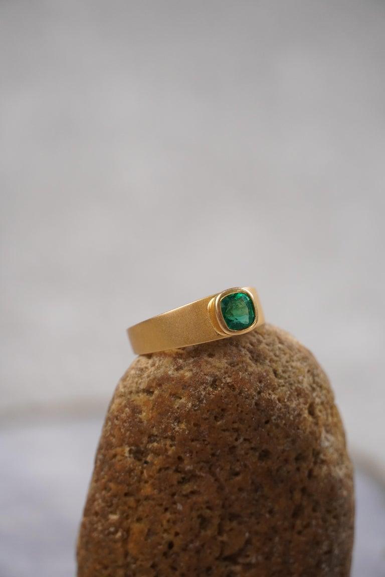 En vente :  Bague unisexe en or jaune massif 18k avec émeraude et Single Stone 11