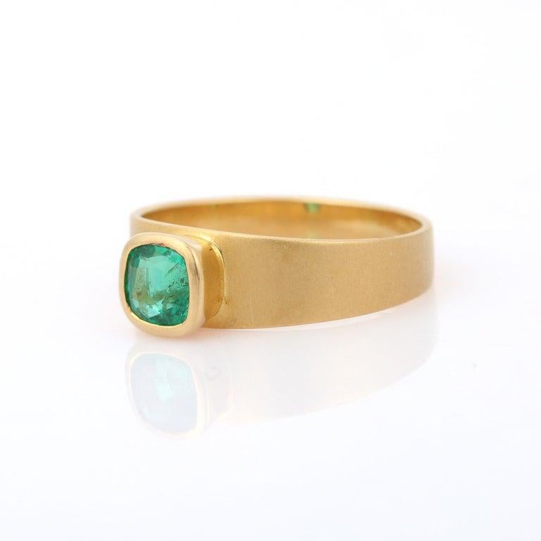 En vente :  Bague unisexe en or jaune massif 18k avec émeraude et Single Stone 3