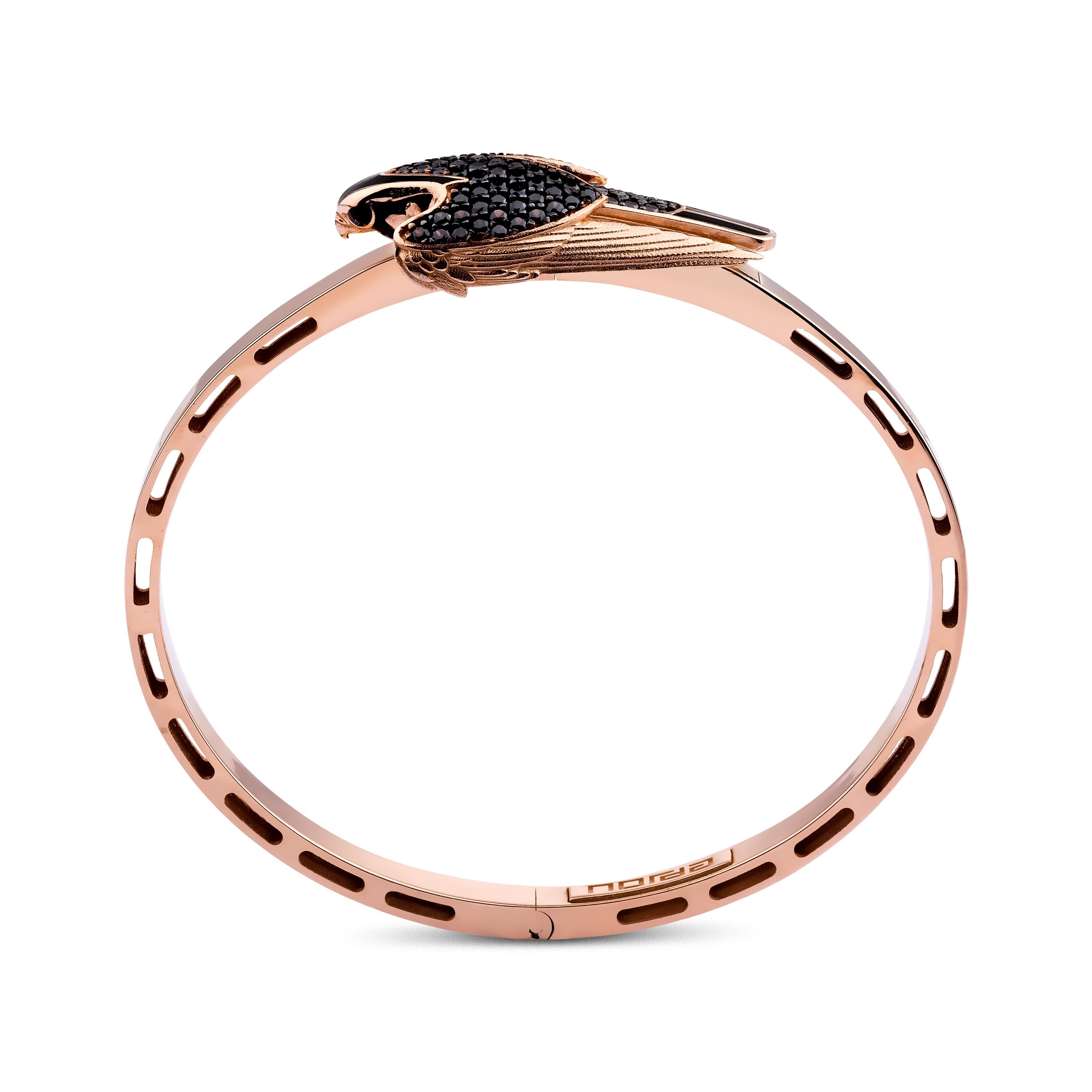 Wir stellen Ihnen unsere exklusive Kollektion vor, die nur bei Norda Jewelry erhältlich ist! Es gibt ein minimalistisches Design mit einem funktionellen Verschlusssystem, das auf Mikromaße reduziert ist. Die Kombination aus kaffeefarbenen Steinen