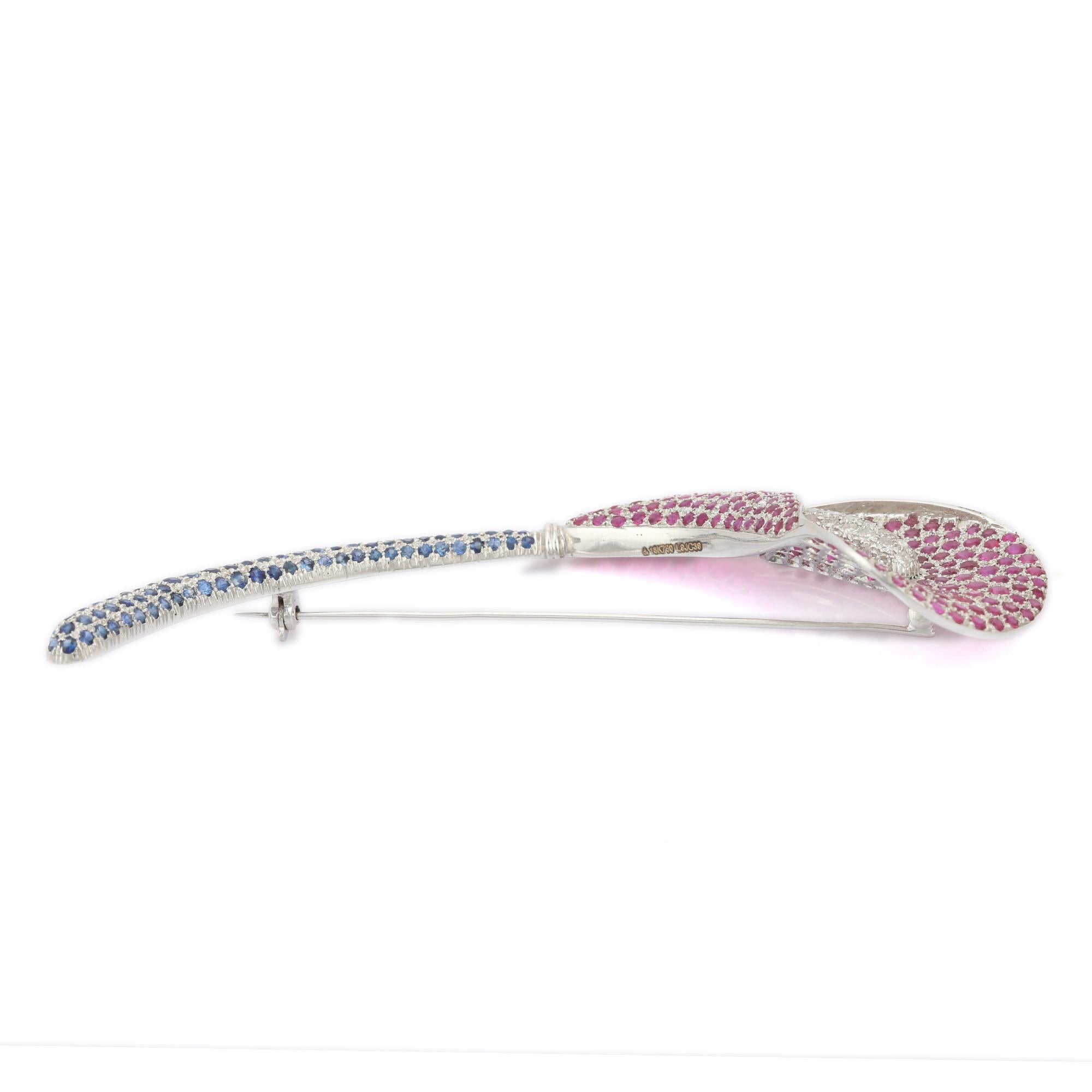 Longue broche unisexe en or blanc massif 18 carats avec rubis, saphirs et diamants Neuf - En vente à New York, NY