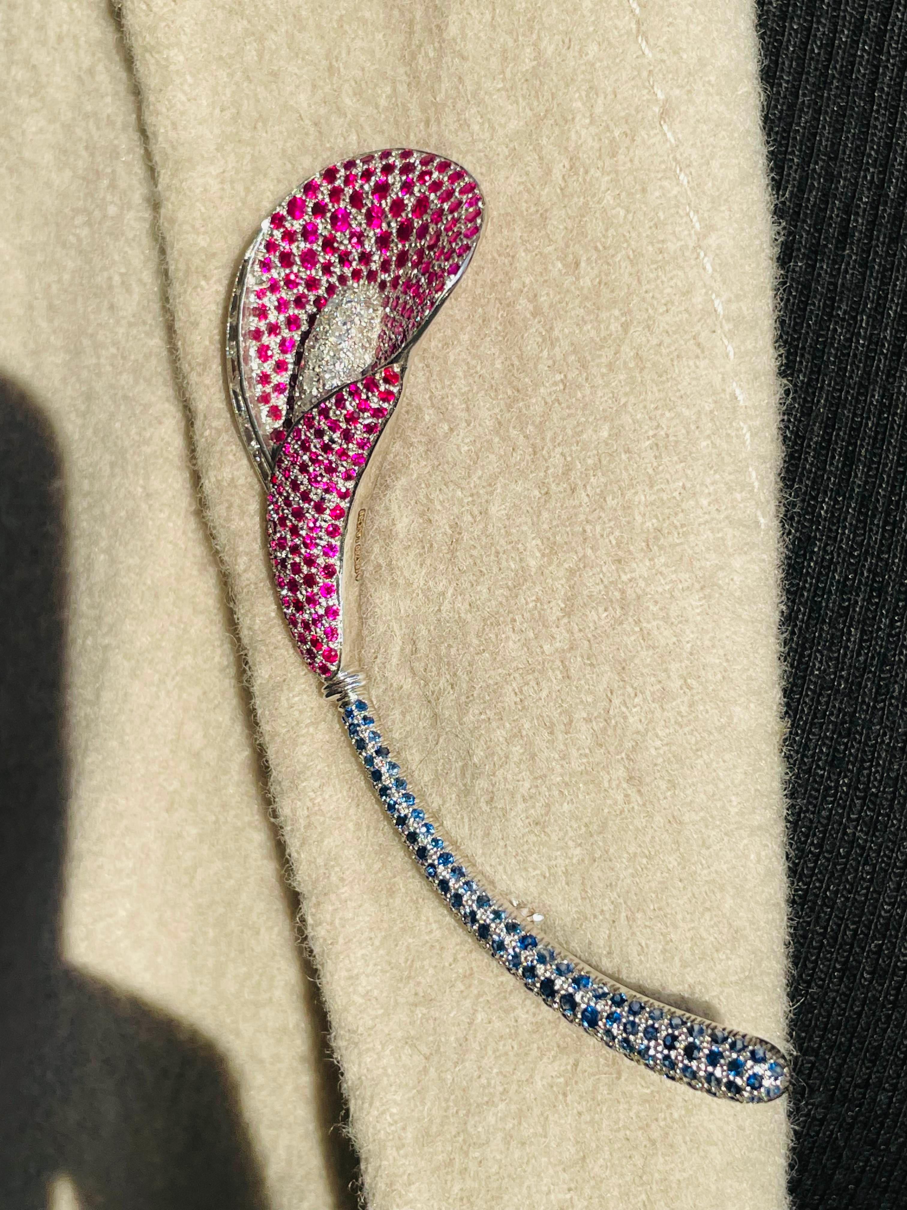 Longue broche unisexe en or blanc massif 18 carats avec rubis, saphirs et diamants en vente 1