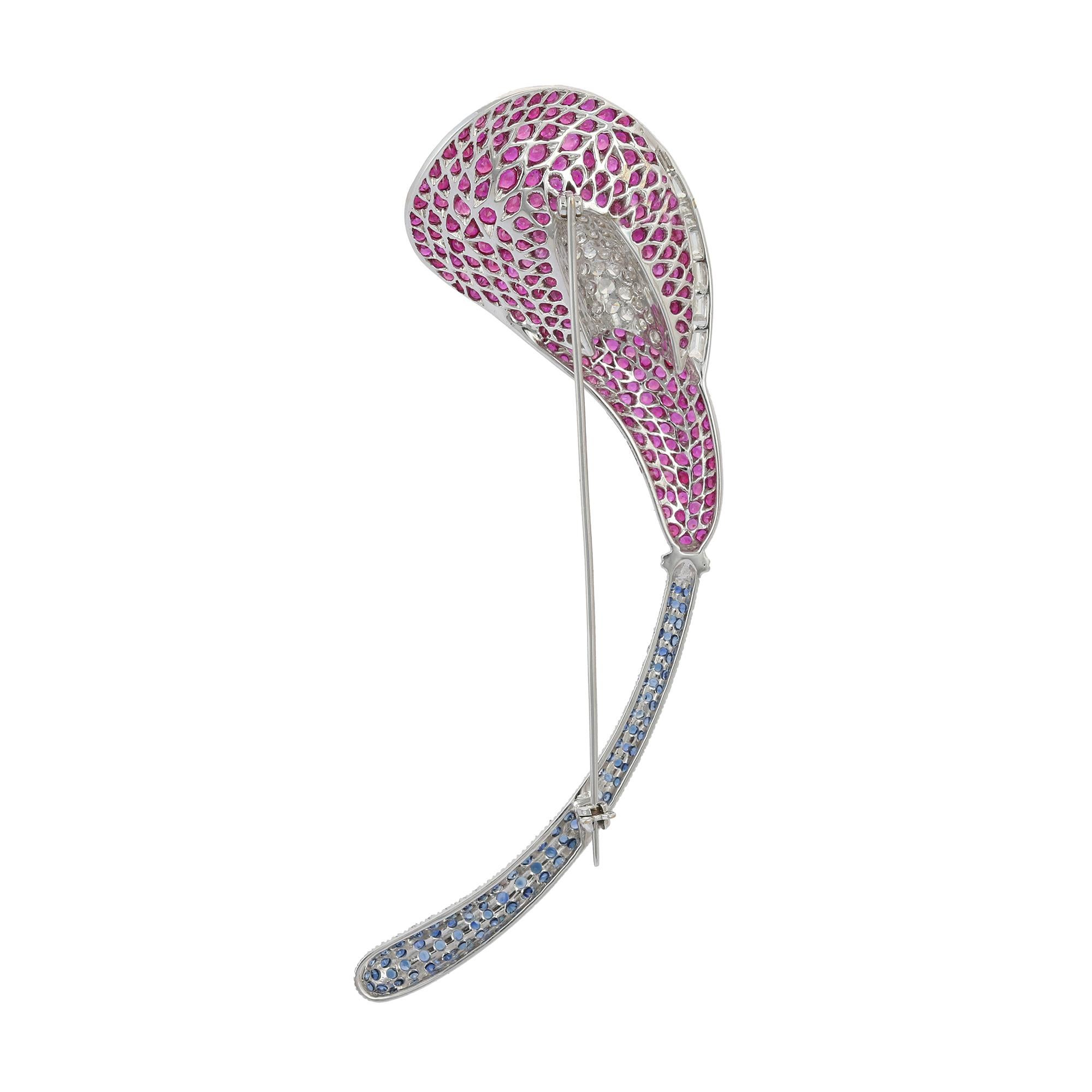 Longue broche unisexe en or blanc massif 18 carats avec rubis, saphirs et diamants en vente 2