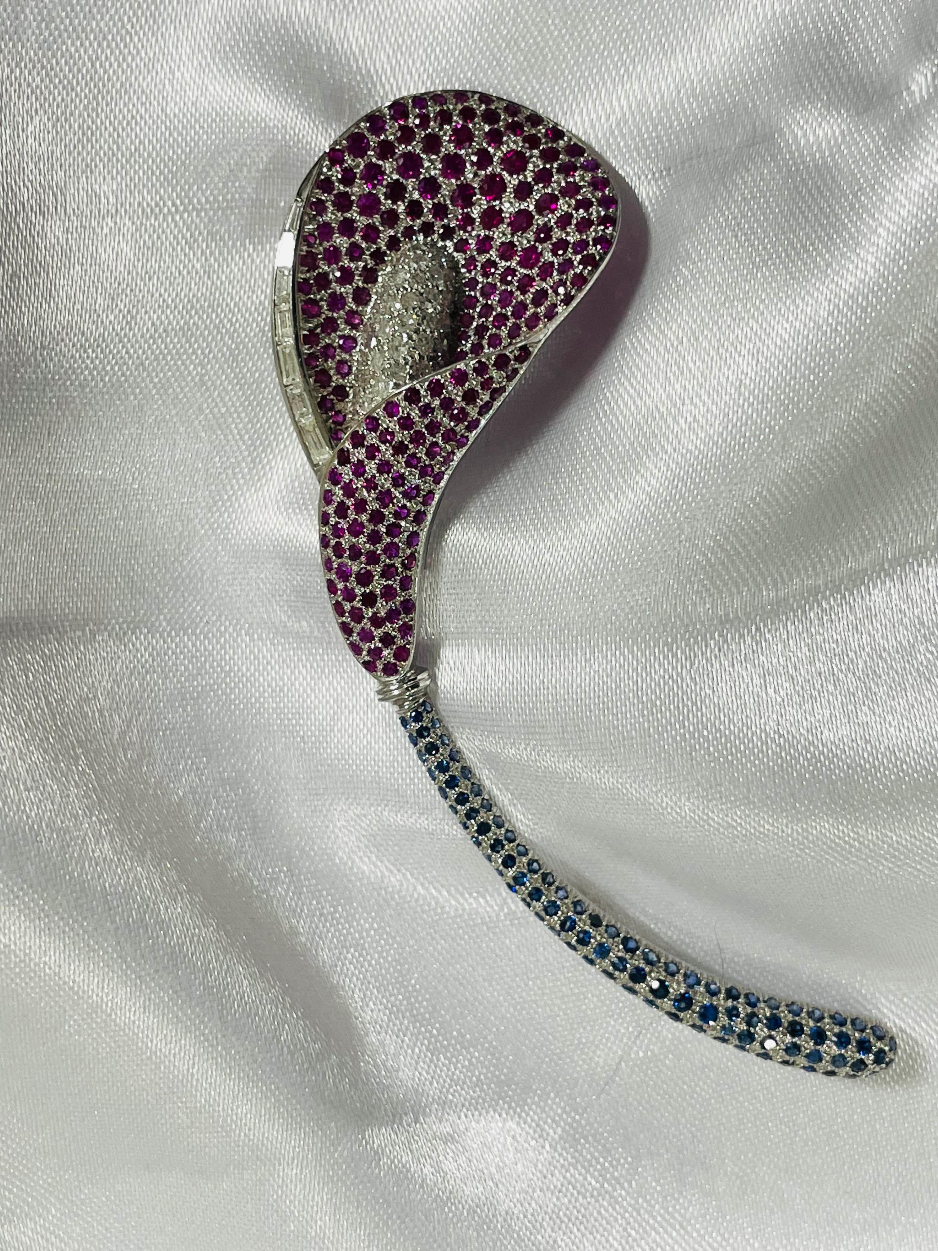Longue broche unisexe en or blanc massif 18 carats avec rubis, saphirs et diamants en vente 3