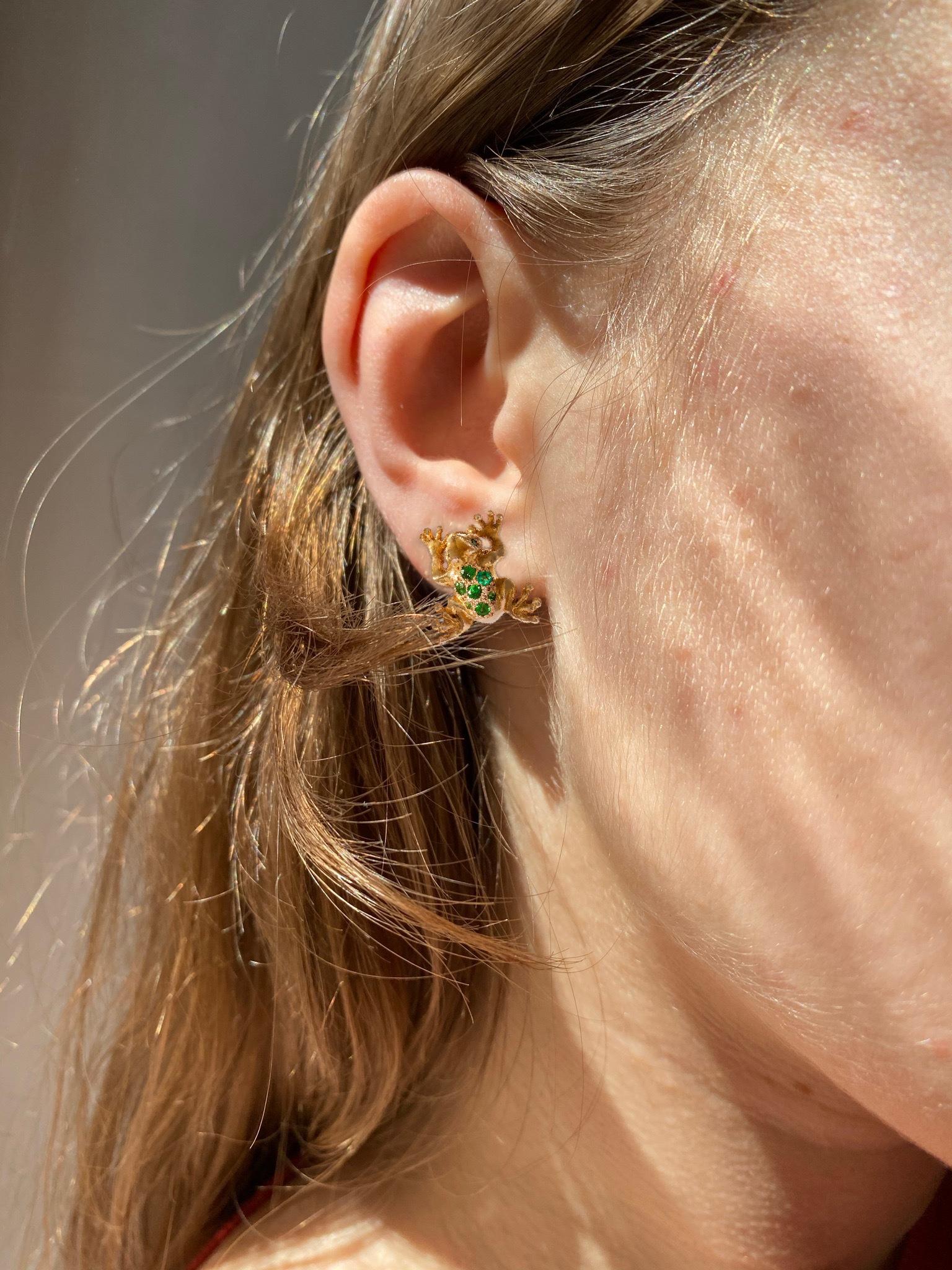 Rossella Ugolini Design Kollektion Unisex Ohrstecker Handgefertigt in 18K Gelbgold mit der Darstellung eines Frosches, verziert mit grünen Tsavoriten im Brillantschliff. 
Die Ohrringe sind für gepiercte Ohren und auf Bestellung auch mit Clip