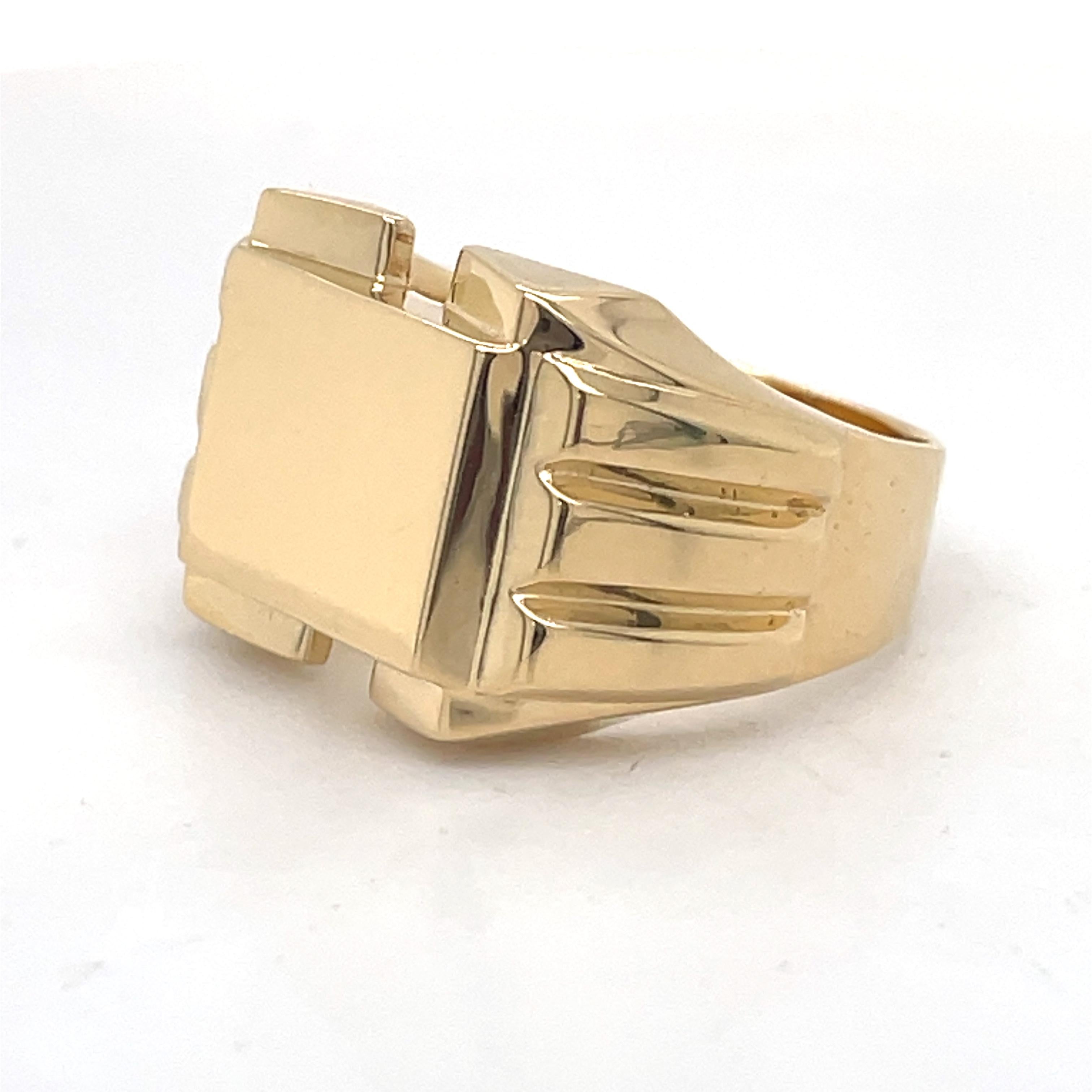 Unisex Gold Signet Ring, Vintage Style Ring, 14k Yellow Gold, made to order ring In New Condition For Sale In Ramat Gan, IL