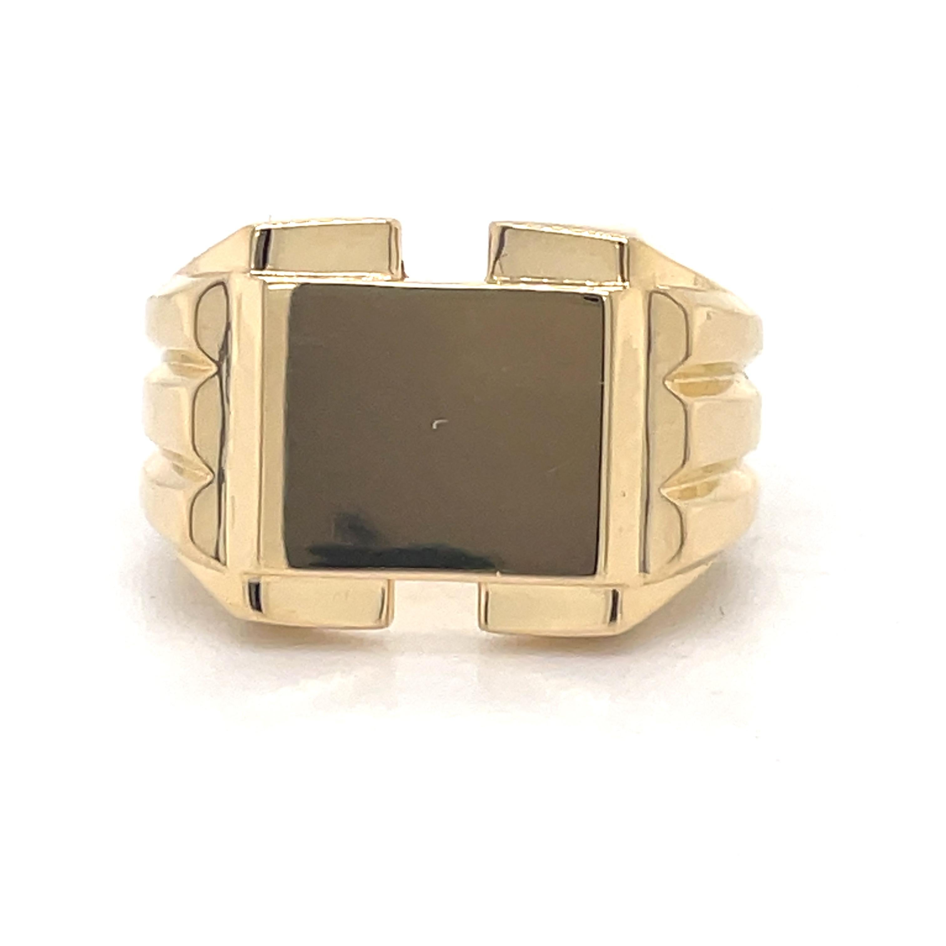 Unisex Gold Signet Ring, Vintage Style Ring, 18k Yellow Gold, made to order ring In New Condition For Sale In Ramat Gan, IL
