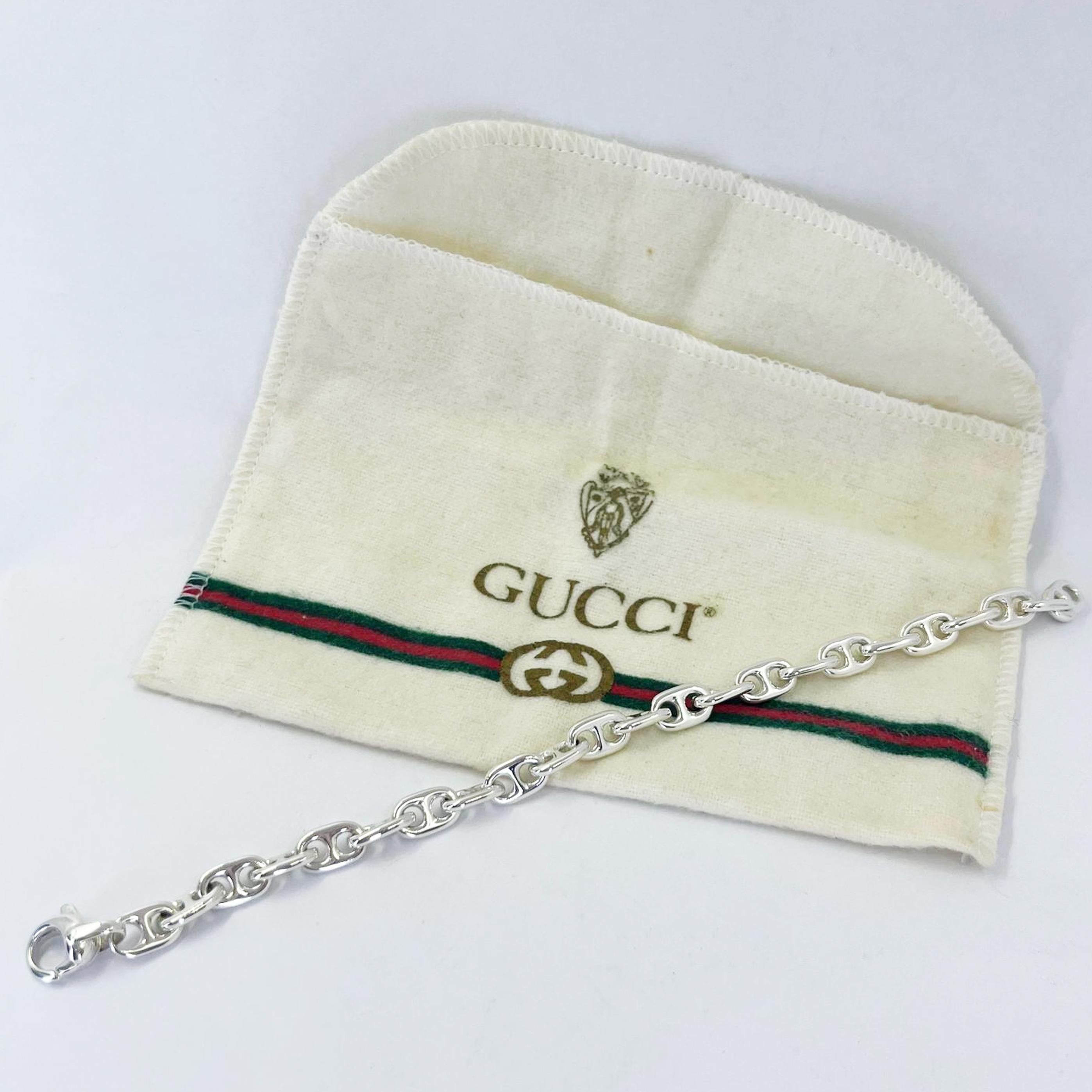 Bracciale Gucci con ancora in argento sterling da 7,5 mm e lunghezza di 8 pollici con chiusura a moschettone. $1.000 MSRP. Include la custodia di Gucci. Accorciato su richiesta, prima della spedizione.