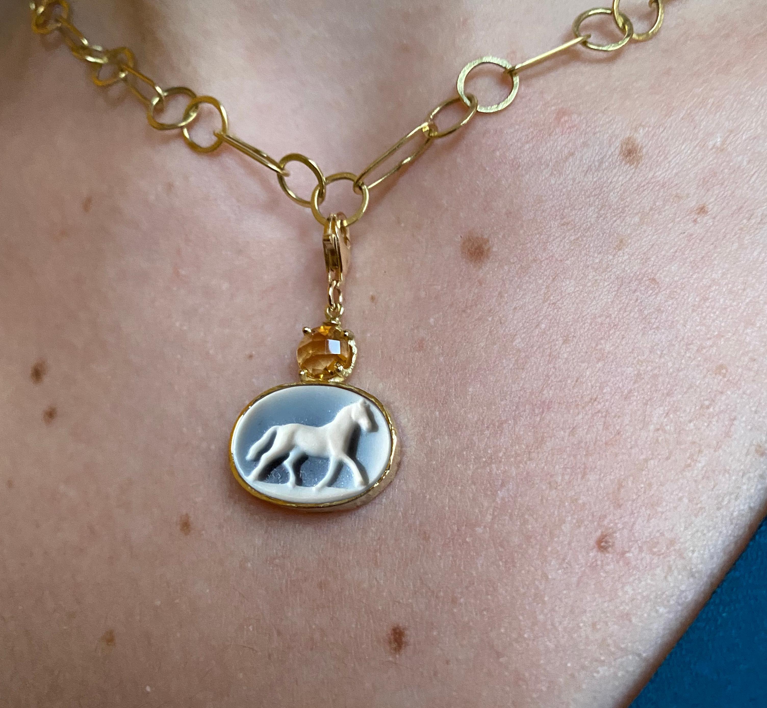 Taille ovale Pièce unique, cheval unisexe en or 18 carats, agate noire, citrine martelée et sculptée en vente