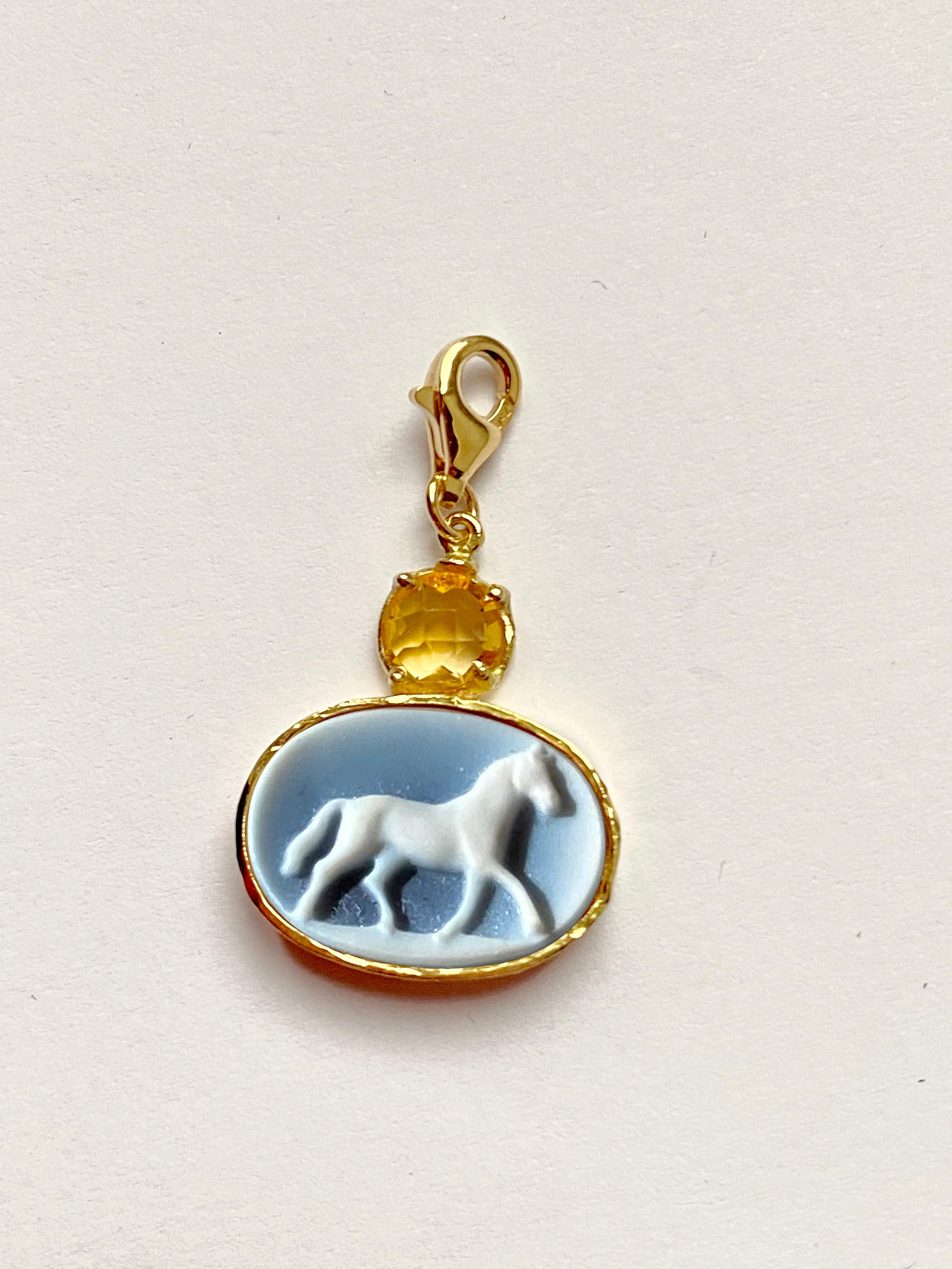 Oval Cut Unisex Horse 18K Gold Black Onyx and White Agate Citrine Hammered Carved Charme For Sale