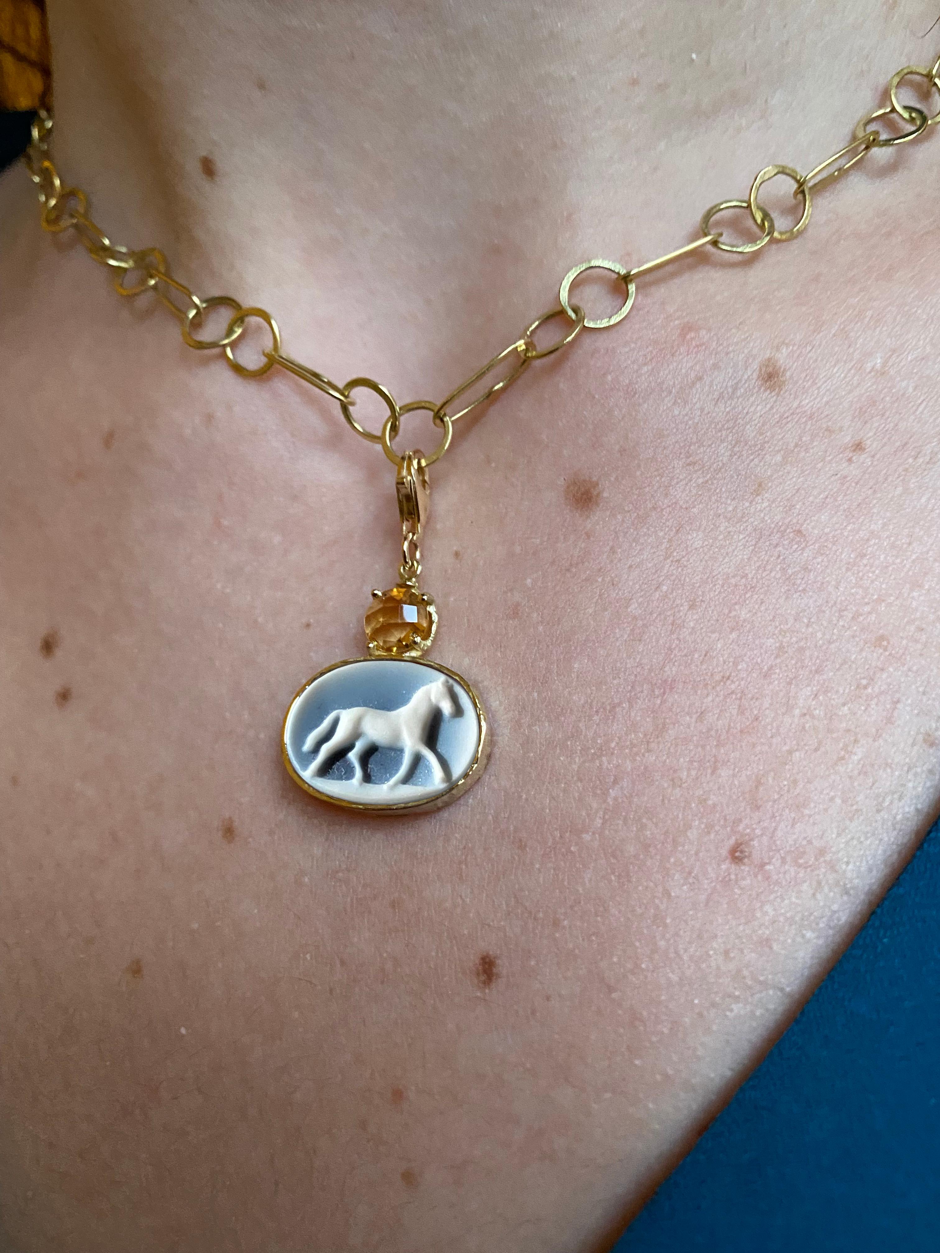 Pièce unique, cheval unisexe en or 18 carats, agate noire, citrine martelée et sculptée en vente 1