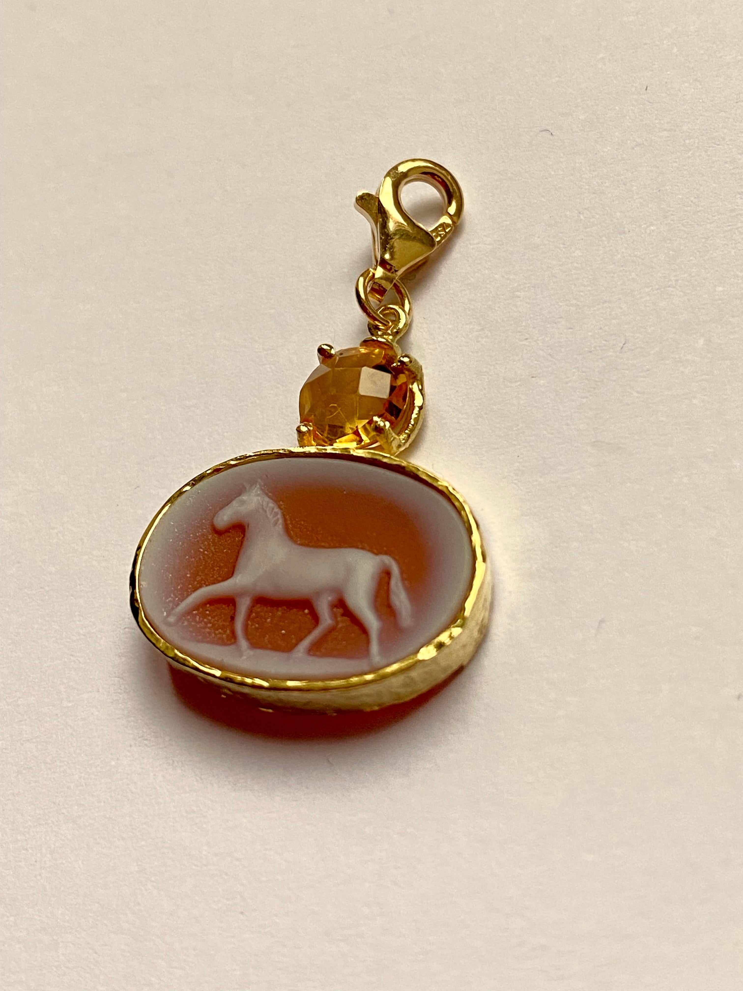 Modern Unisex Horse Charm Carnelian 18 Karats Yellow Gold Hammered Bezel Citrine For Sale