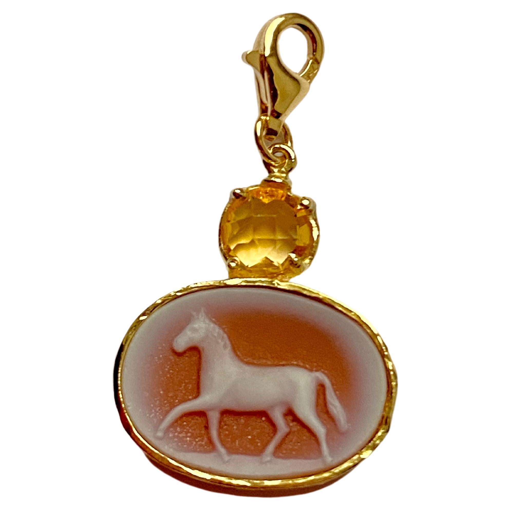 Unisex Horse Charm Carnelian 18 Karats Yellow Gold Hammered Bezel Citrine For Sale