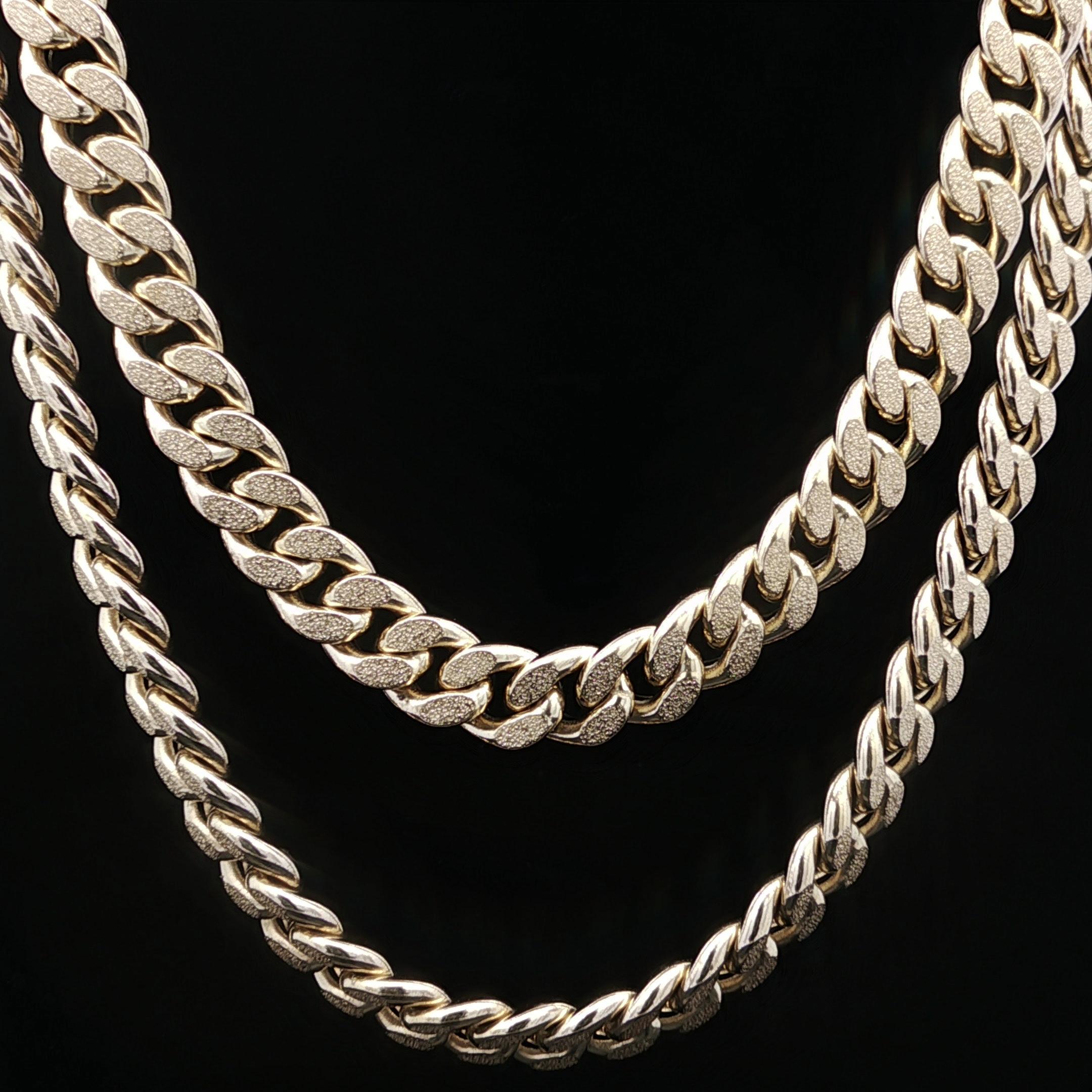 MATERIAL : Or jaune 10K massif
Poids : 17,5 grammes
Type de chaîne : 2.8mm - Chaîne à maillons cubains réversibles, texturés et givrés 
Longueur de la chaîne : 22 pouces (mesurée à côté de la règle)
Largeur de la chaîne : 7.1mm