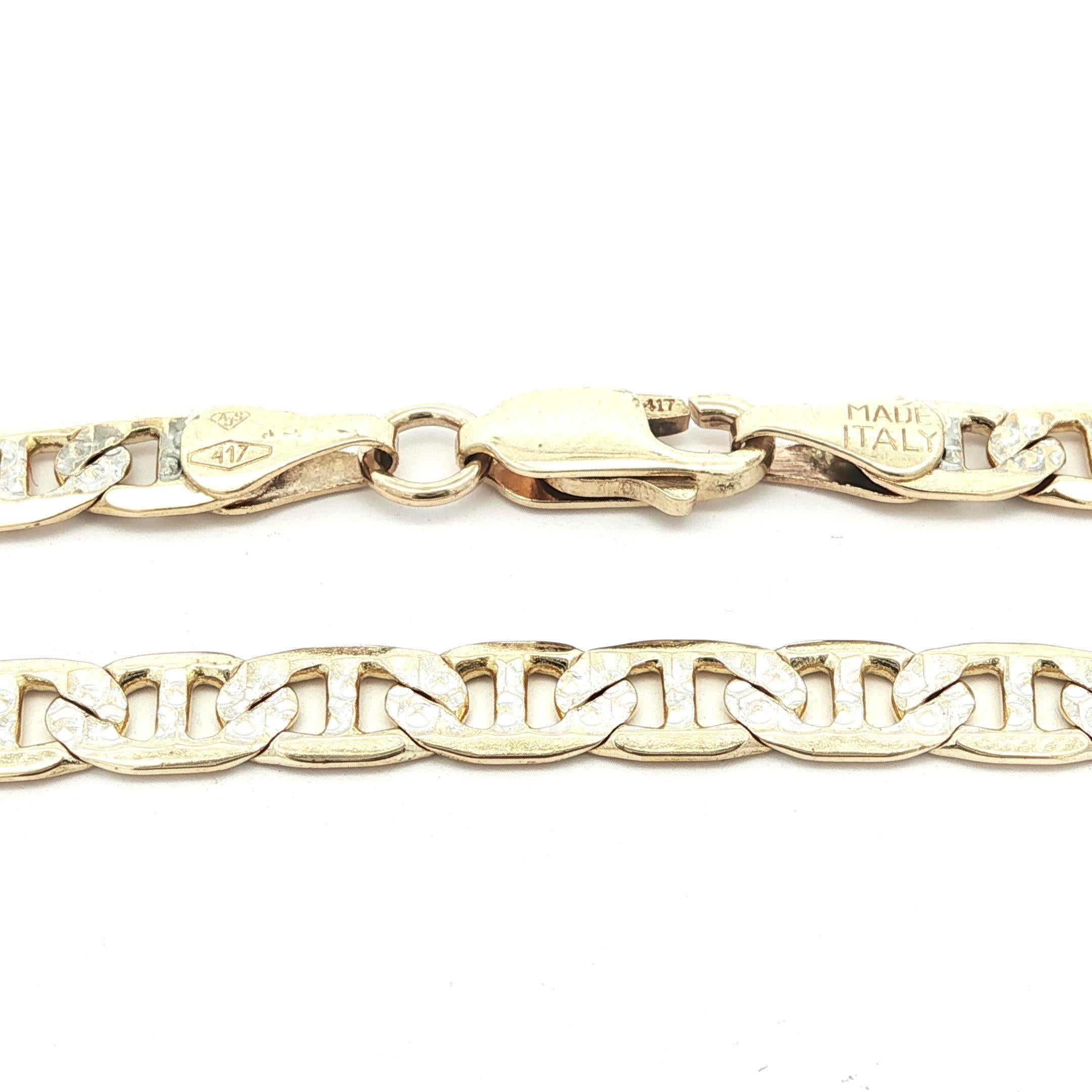 MATERIAL : Or jaune et blanc 10k massif
Poids : 16,8 grammes
Type de chaîne : Maillon Marin plat de 1 mm à taille de diamant
Longueur totale : 20,5