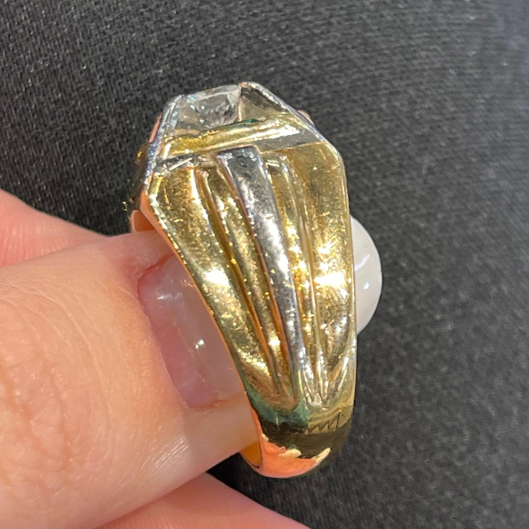 Unisex Large Emerald & Diamond Ring in Yellow Gold 'Sizable' In Good Condition For Sale In Miami, FL