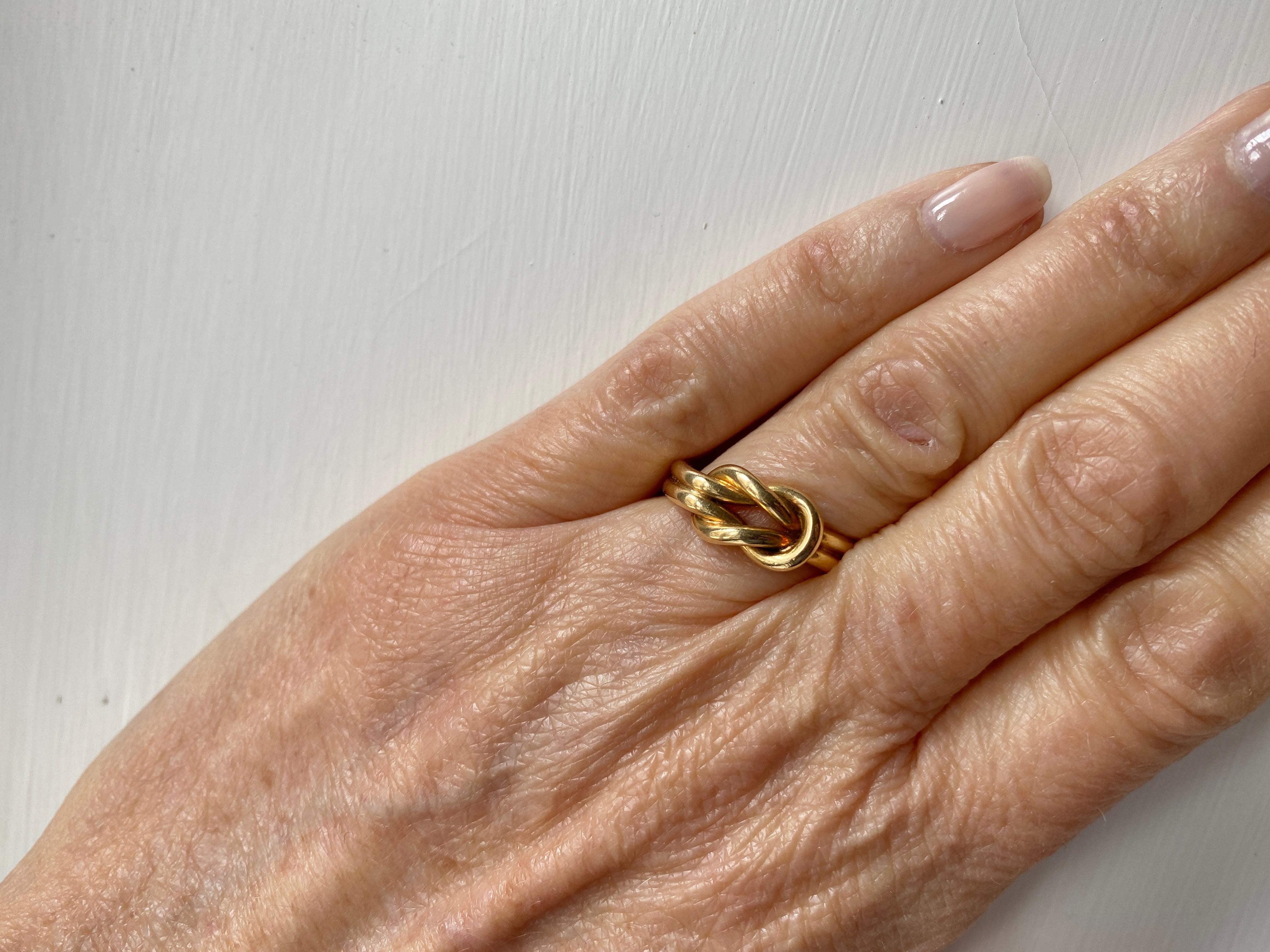 Personalisierter Unisex Love Hercules Knot 18k Gelbgold Handgefertigter Ring im Angebot 6