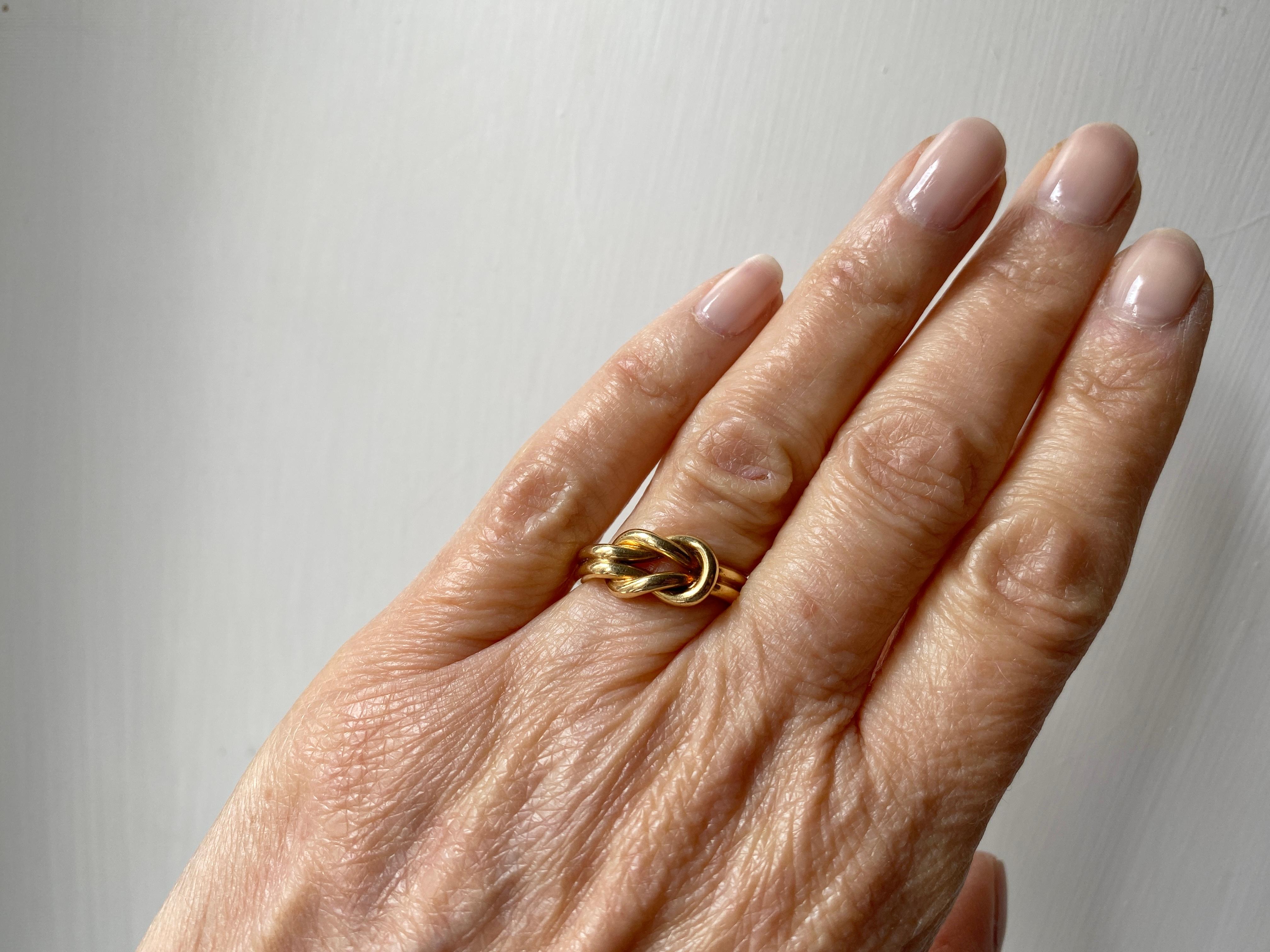 Der von Rossella Ugolini in Italien handgefertigte Unisex-Ring aus 18 Karat Gelbgold mit Herkulesknoten steht für das ewige Band der Liebe und des Engagements. 
Die verschlungene Form des Knotens symbolisiert die unverbrüchliche Verbindung zwischen