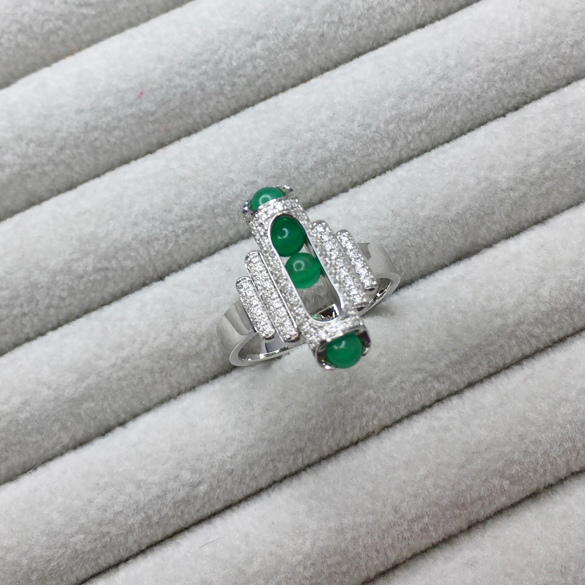 Unisex Melody Cocktail Ring 18 Karat White Gold Pave Diamonds Green Chalcedony In New Condition For Sale In London, GB