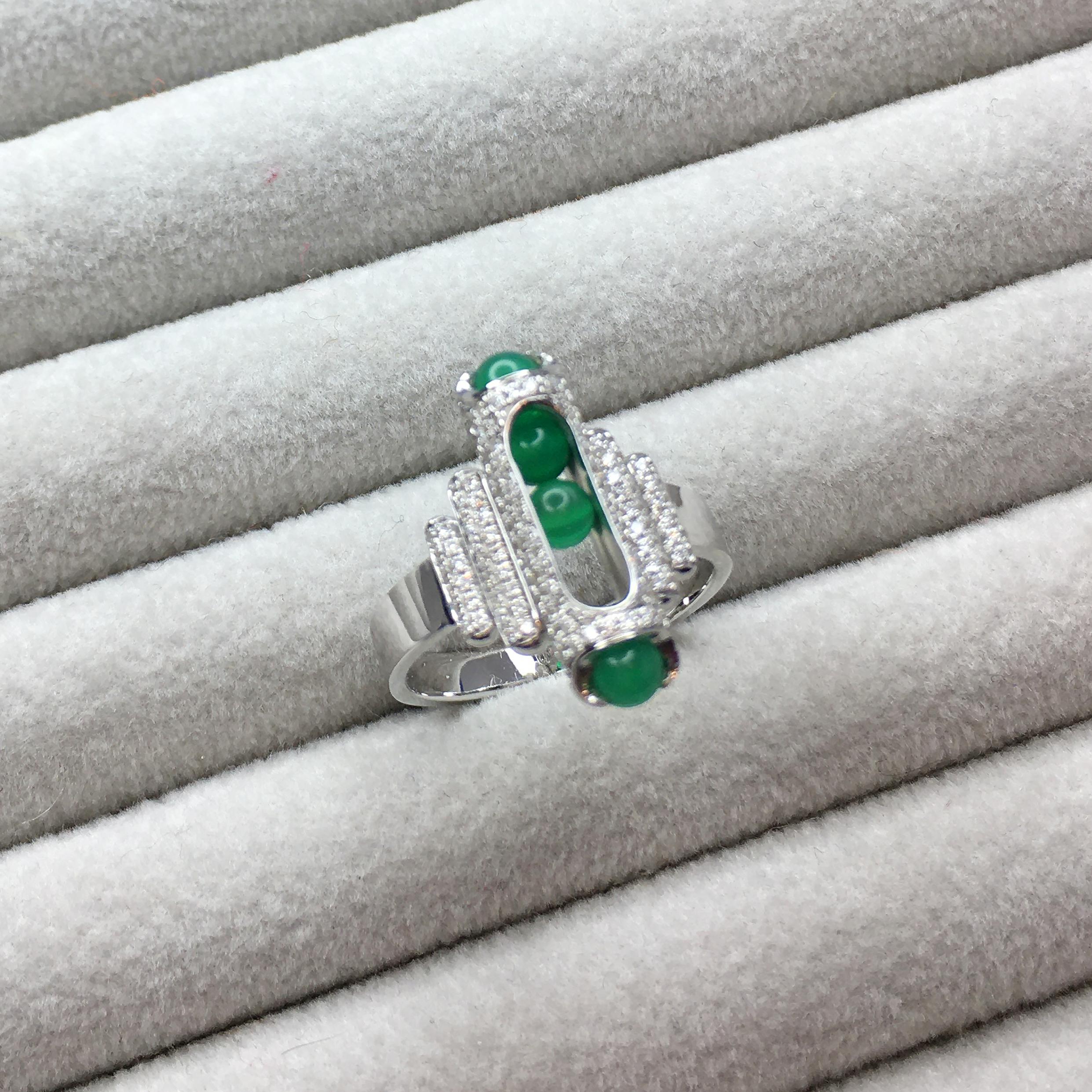 Unisex Melody Cocktail Ring 18 Karat White Gold Pave Diamonds Green Chalcedony For Sale 1