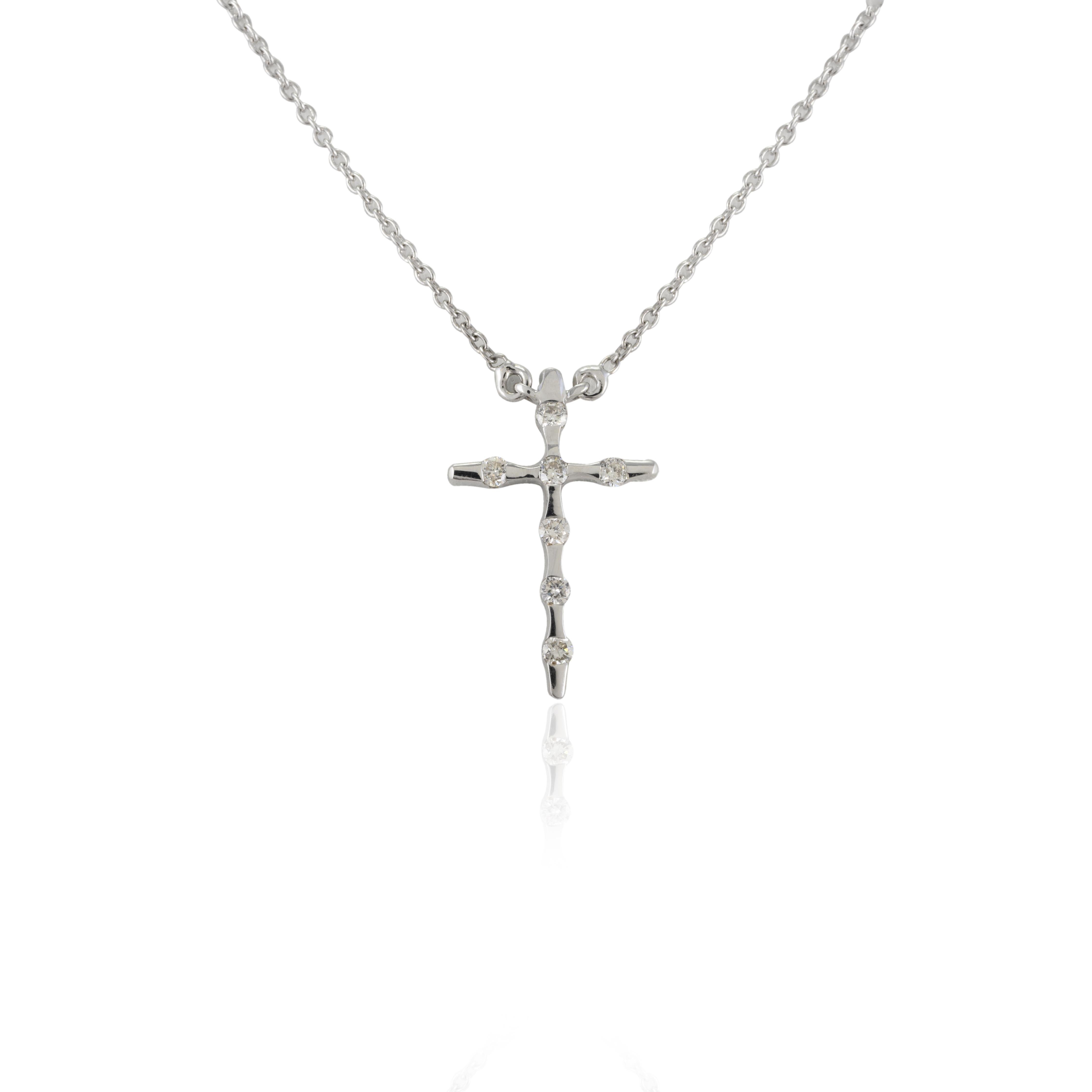 Round Cut Unisex Diamond Cross Pendant Necklace in 18k Solid White Gold Christmas Gift For Sale