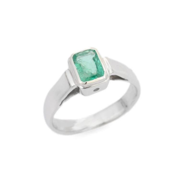 For Sale:  Unisex Natural Emerald Solitaire Ring for Him Handcrafted in 925 Sterling Silver 6