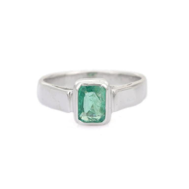 For Sale:  Unisex Natural Emerald Solitaire Ring for Him Handcrafted in 925 Sterling Silver 8