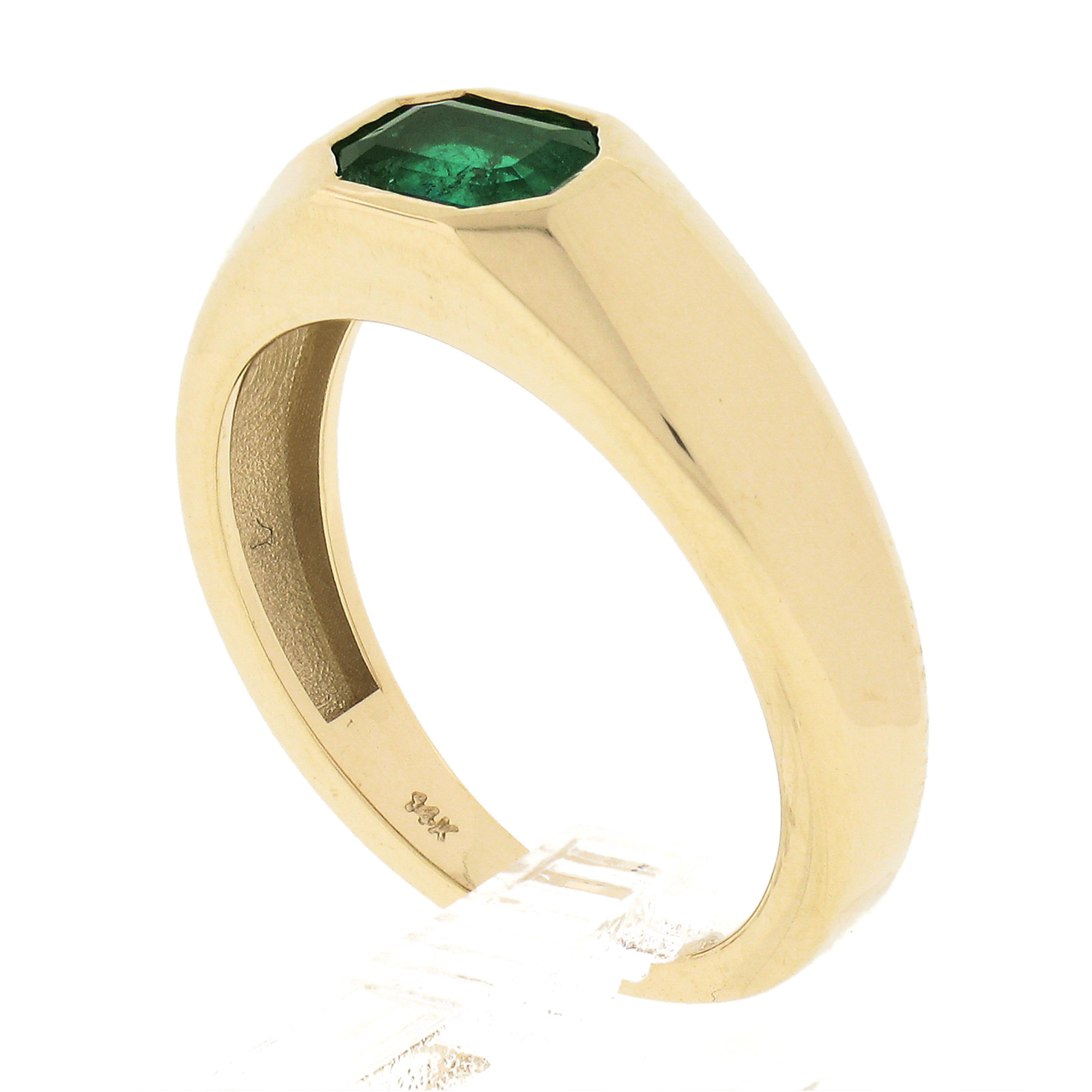 Unisex New 14k Yellow Gold 0.66ct Green Emerald Sideways Bezel Solitaire Ring For Sale 5