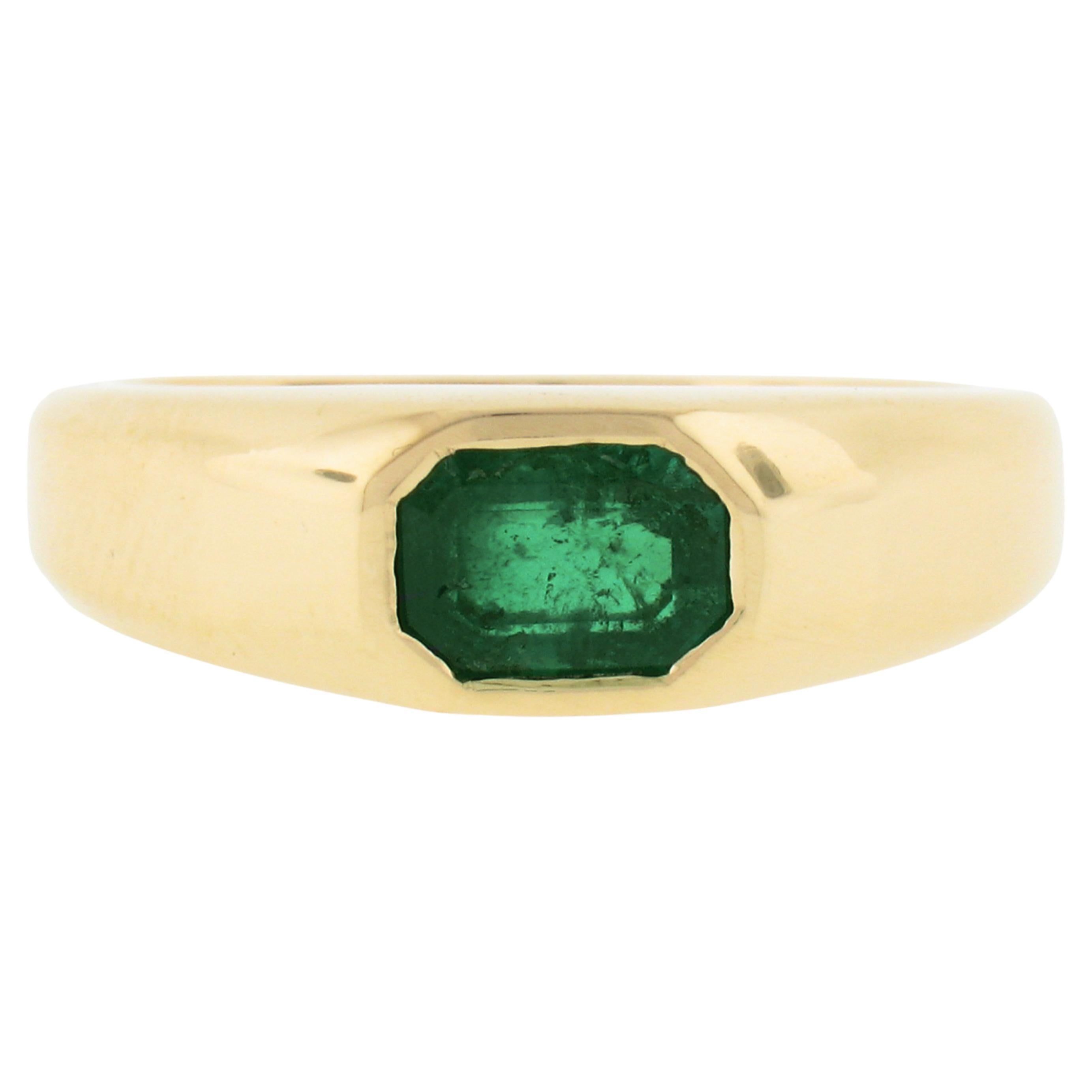 Unisex New 14k Yellow Gold 0.66ct Green Emerald Sideways Bezel Solitaire Ring For Sale