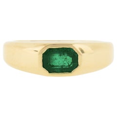 Unisex Solitär-Ring, NEU, 14 Karat Gelbgold, 0,66 Karat grüner Smaragd, seitlich eingefasst