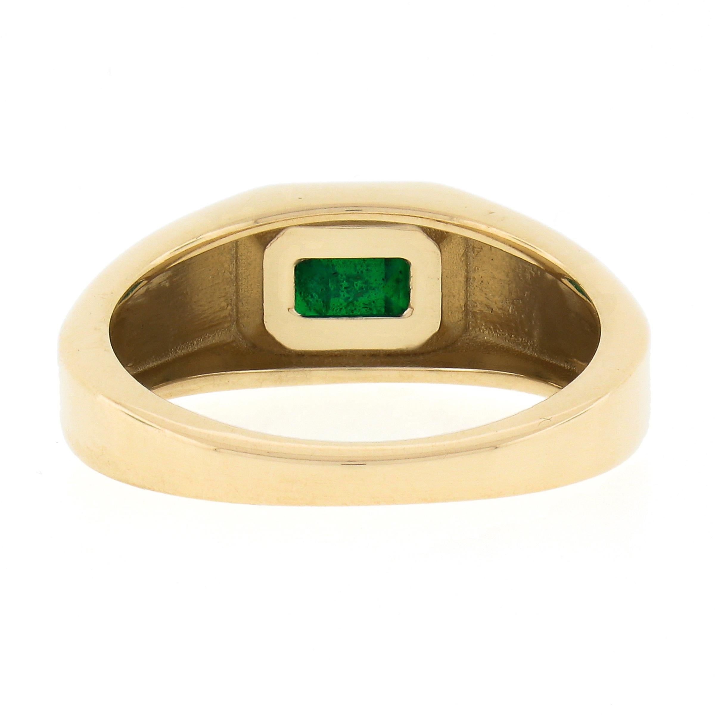 Unisex NEW 14k Yellow Gold .64ct Sideways Bezel Set Green Emerald Solitaire Ring For Sale 4