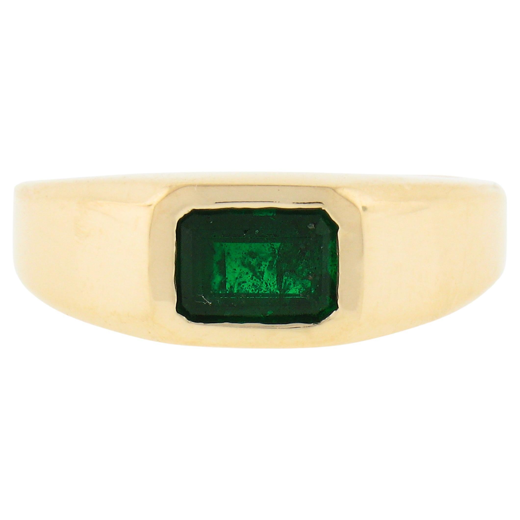 Unisex NEW 14k Yellow Gold .64ct Sideways Bezel Set Green Emerald Solitaire Ring For Sale